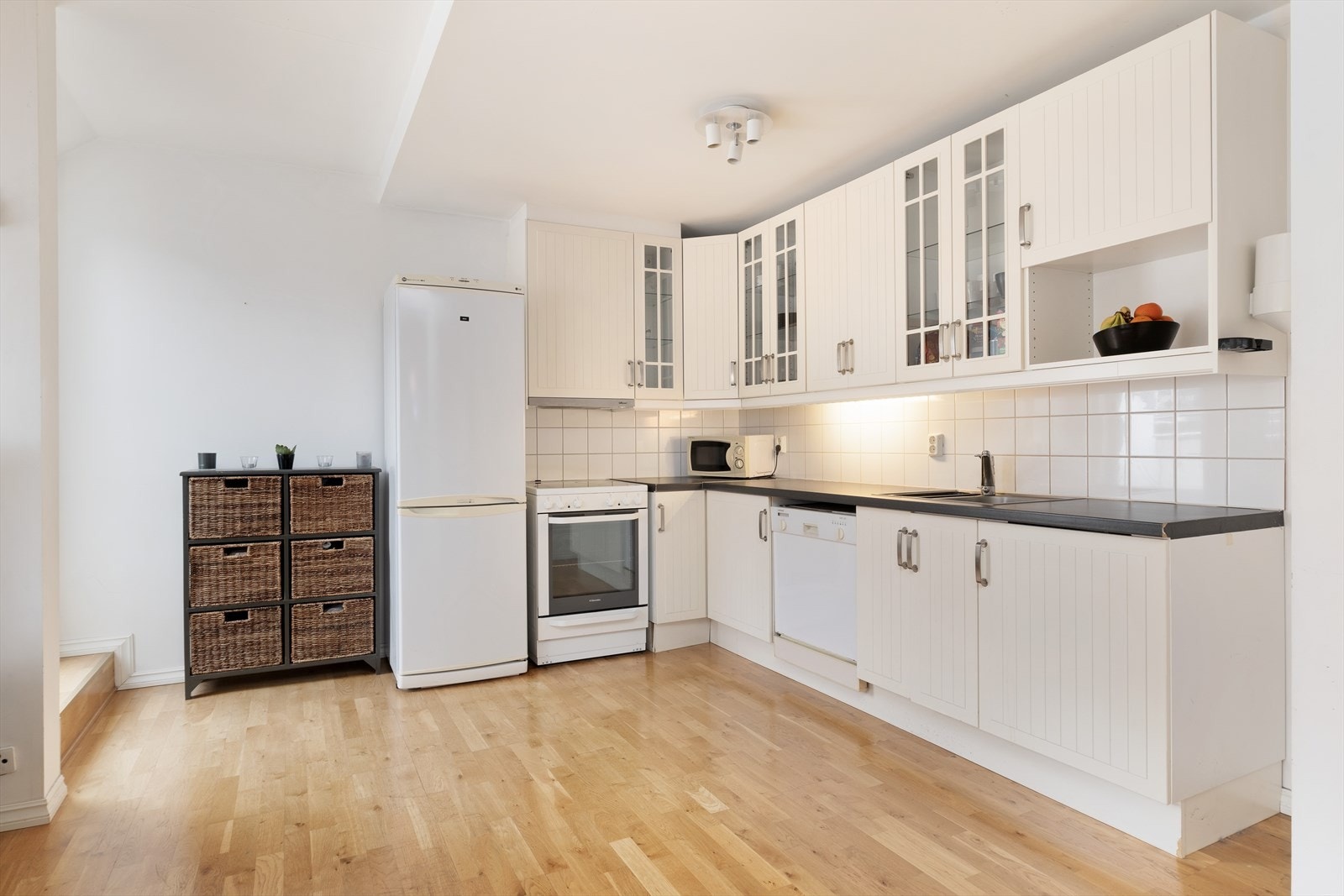 Kjøkkenet har innreiing frå IKEA med profilierte frontar og benkeplate i laminat. Frittståande kvitevarer. Galleribilde