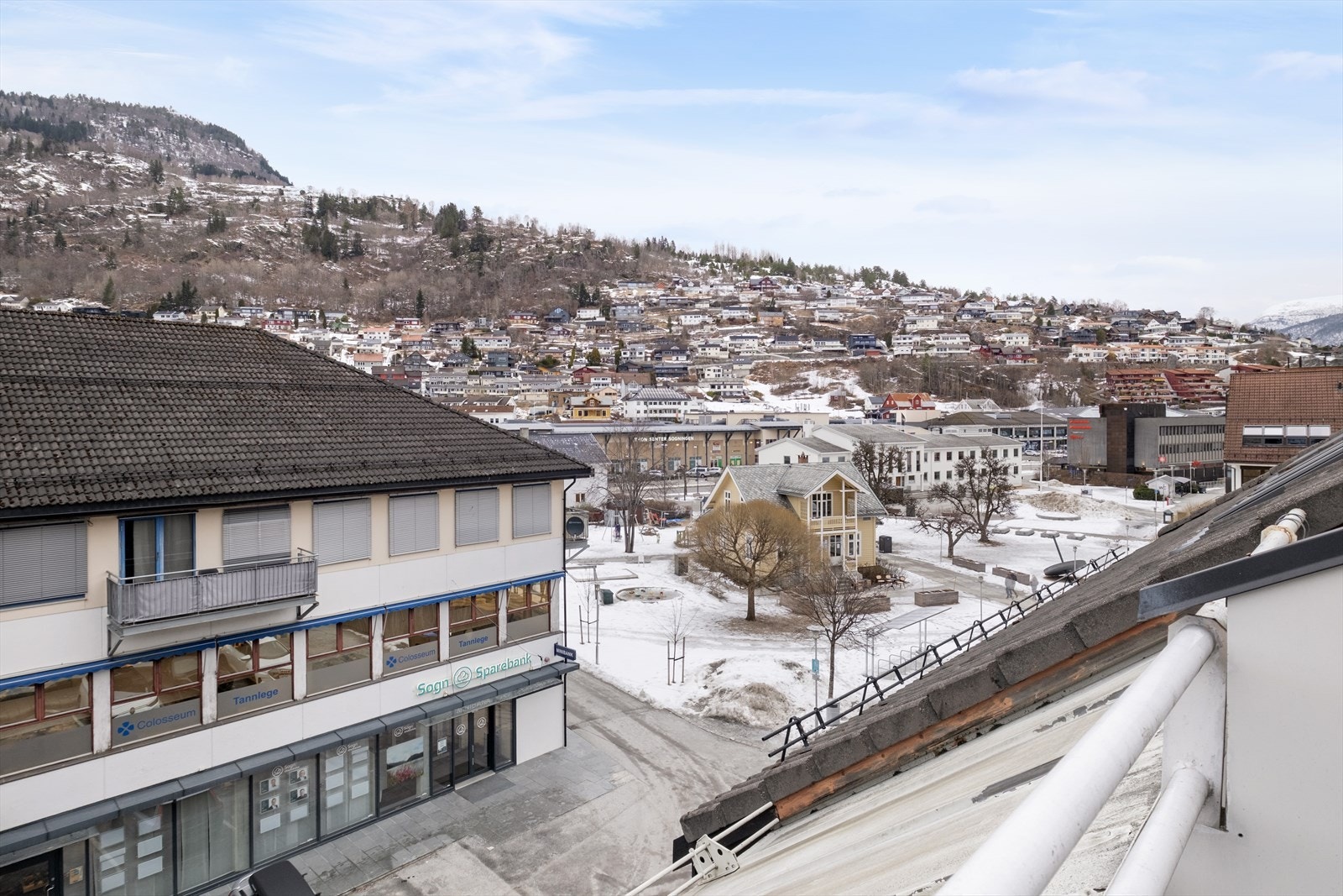 Her kan ein nyte sola og utsikta mot fjøra. Galleribilde