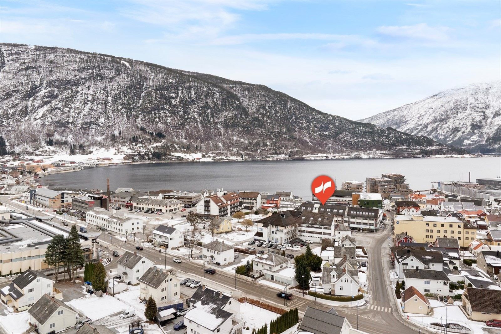 Leilegheita ligg midt i Sogndalsfjøra og har gåavstand til "alt", som servicetilbod, Fjordstien, skular og daglegvarebutikkar. Galleribilde