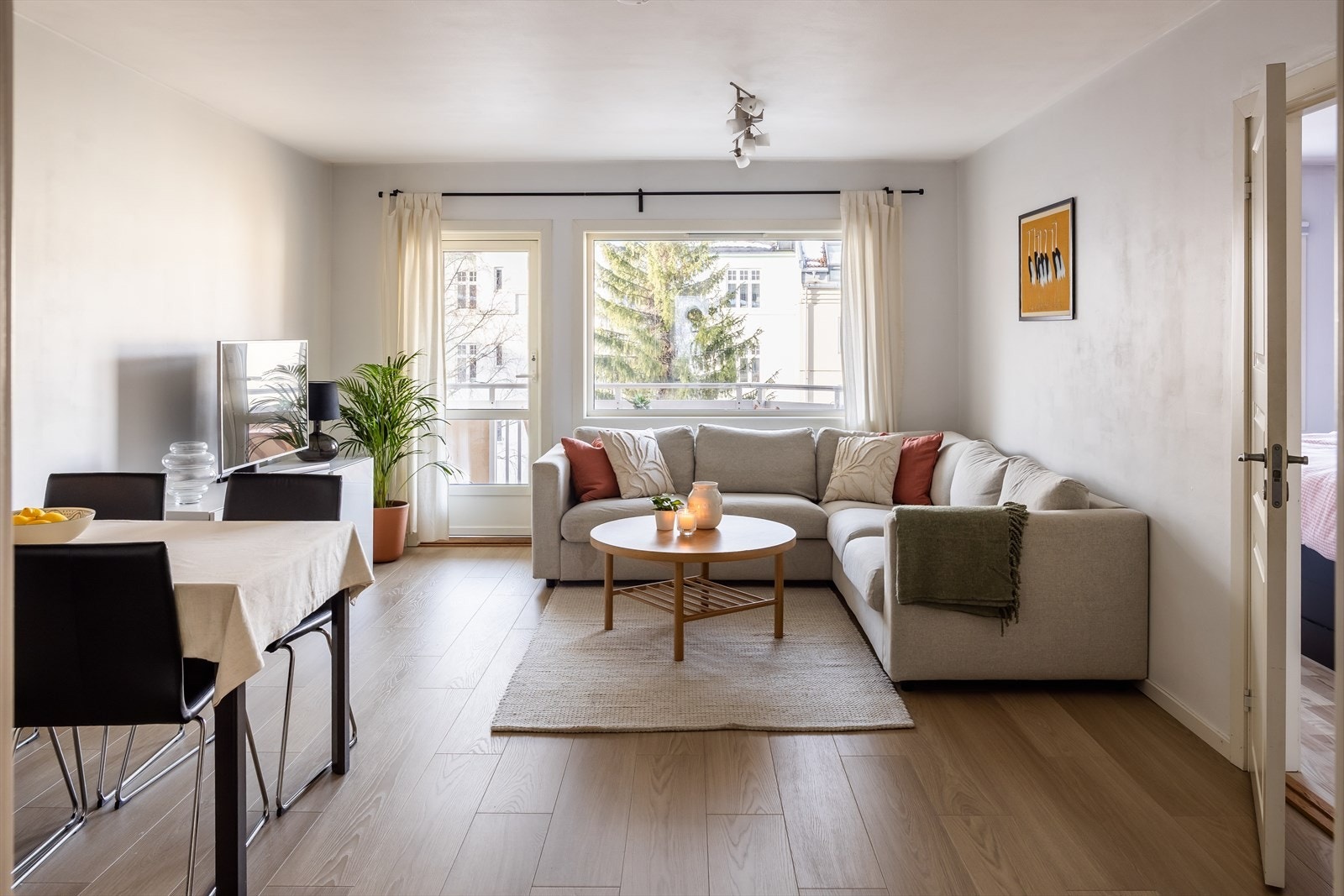 Det er ingen dokumentavgift ved kjøpet og borettslaget er del av sikringsfond. Dette innebærer at andelseierne ikke er ansvarlig for andre andelseieres mislighold av felleskostnader. Galleribilde