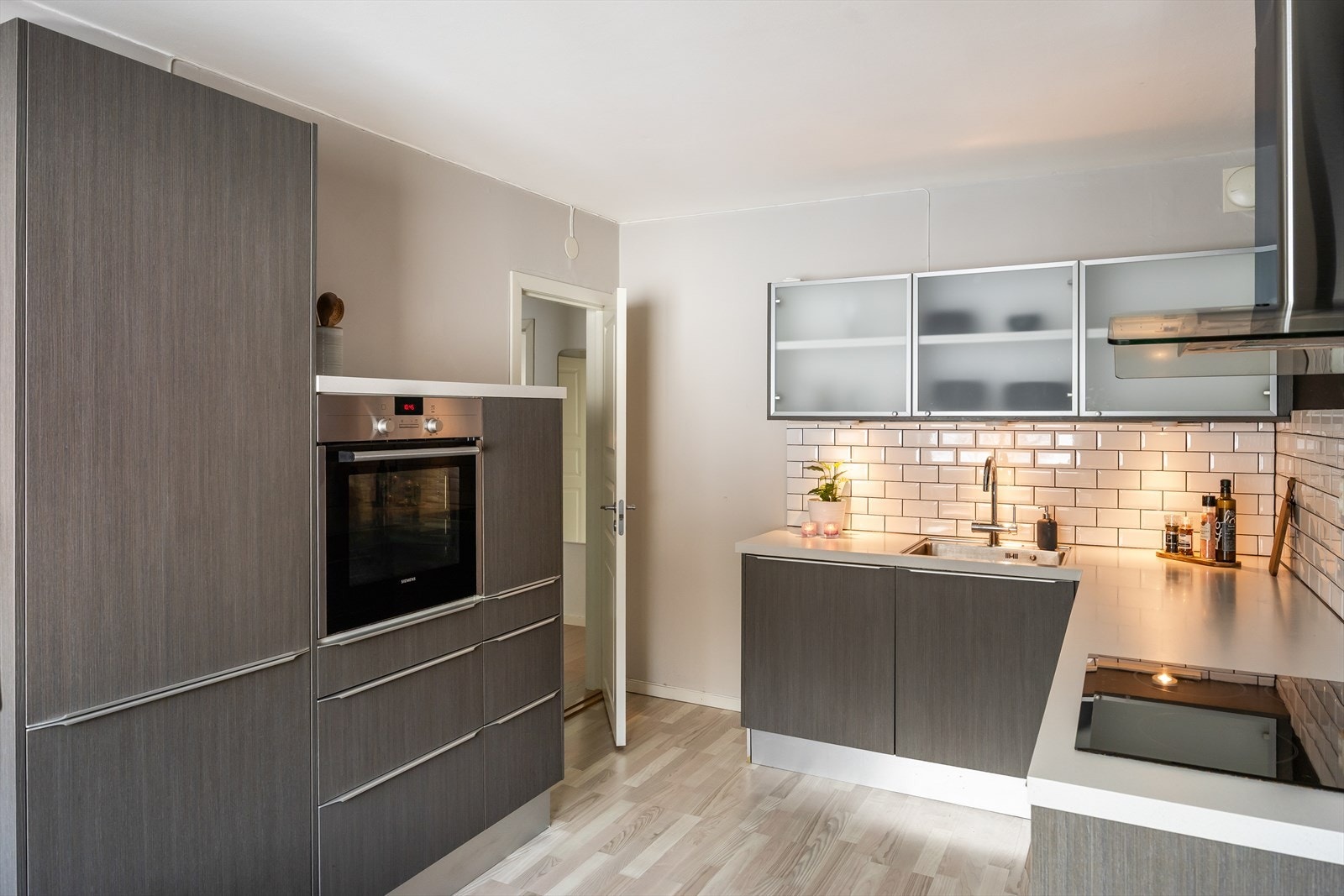 Kjøkkenet har fått tilstandsgrad 1 av takstmann. Det er etablert lekkasjevakt på kjøkkenet. Galleribilde