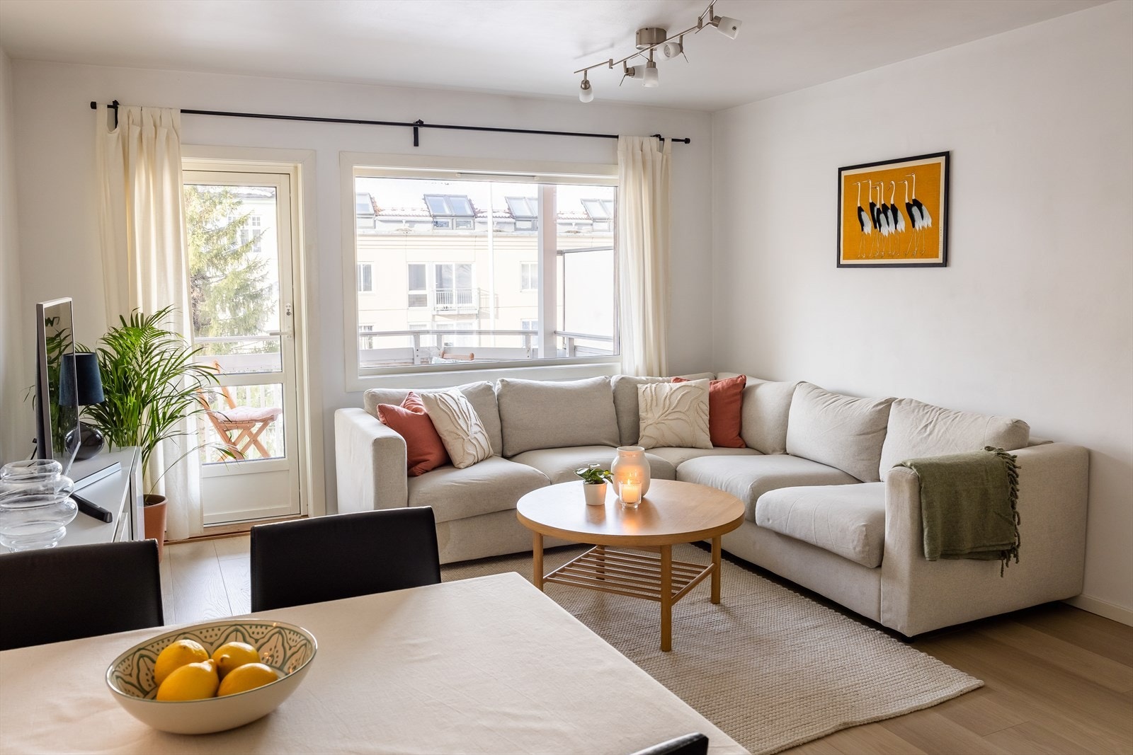 Velkommen til Schøyens gate 10B - En tilbaktrukket og innbydende 3-roms toppleilighet med overbygd vestvendt veranda og to parkeringsoblater. Foto: Stian Hatling. Galleribilde