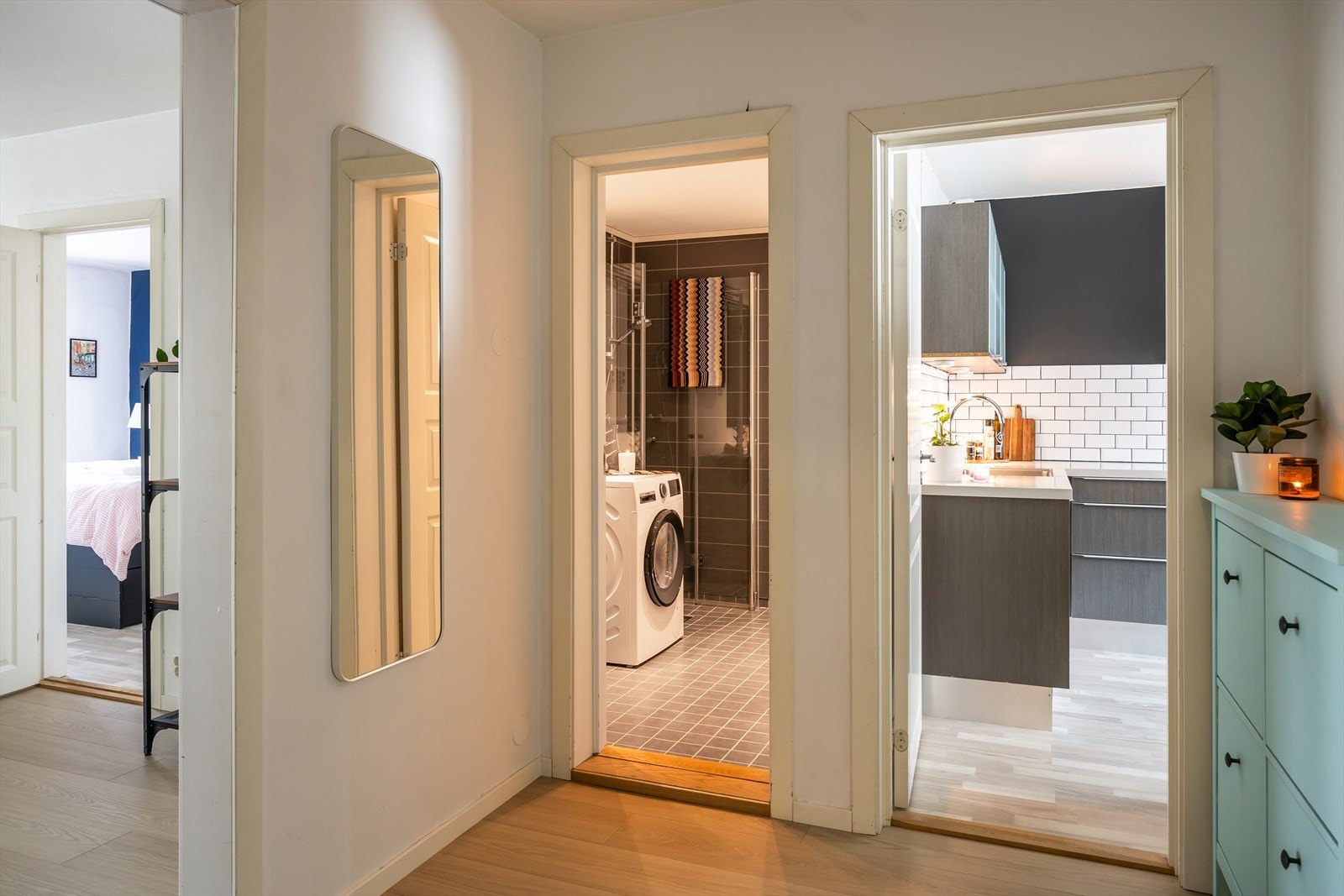 Leiligheten disponerer to boder i kjelleren og én på loftet for praktisk oppbevaring. Galleribilde