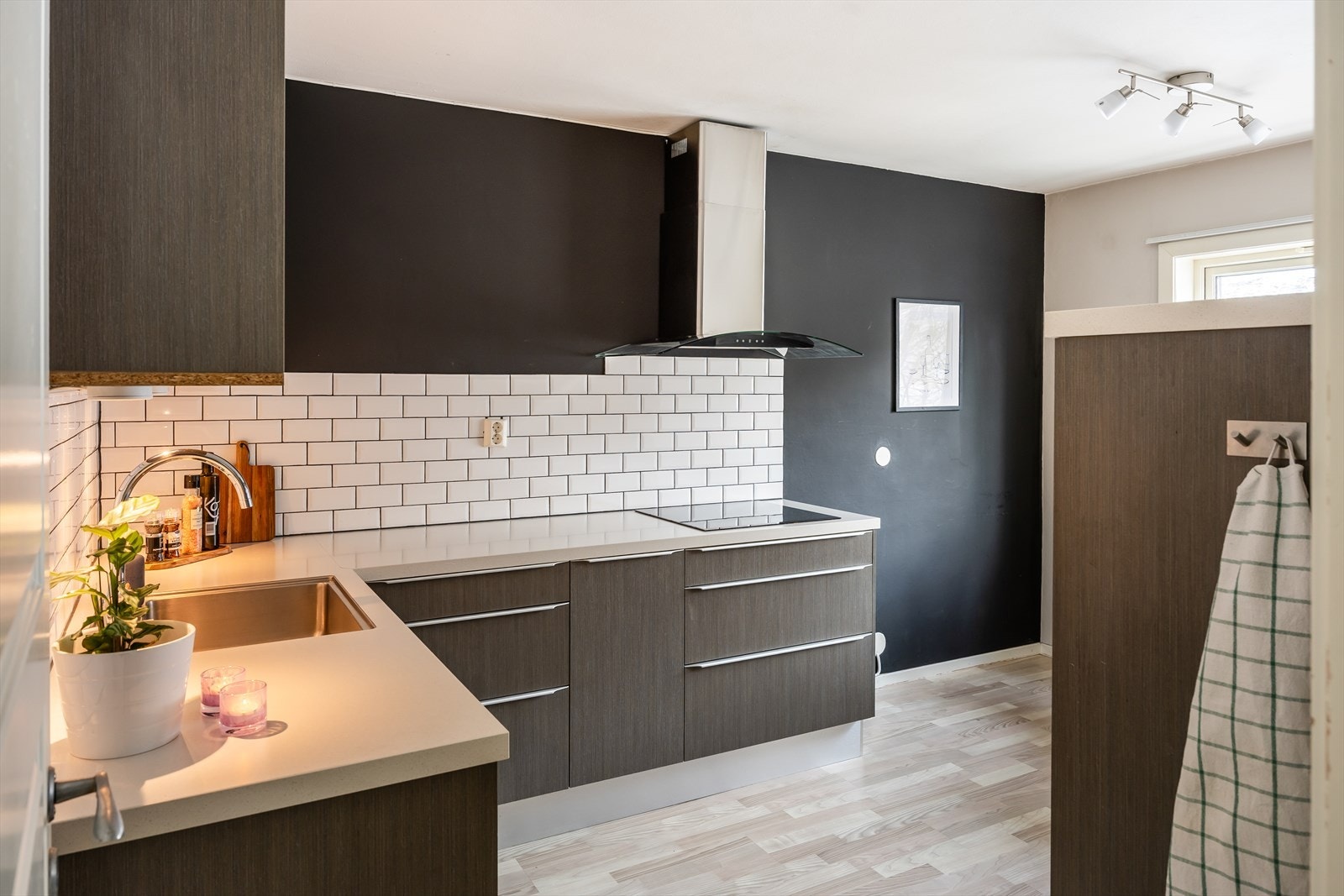 Praktisk adskilt kjøkken på 11,5 m² fra 2012. Kjøkkenet er utstyrt med integrerte hvitevarer som kombiskap, oppvaskmaskin, platetopp og stekeovn. Galleribilde