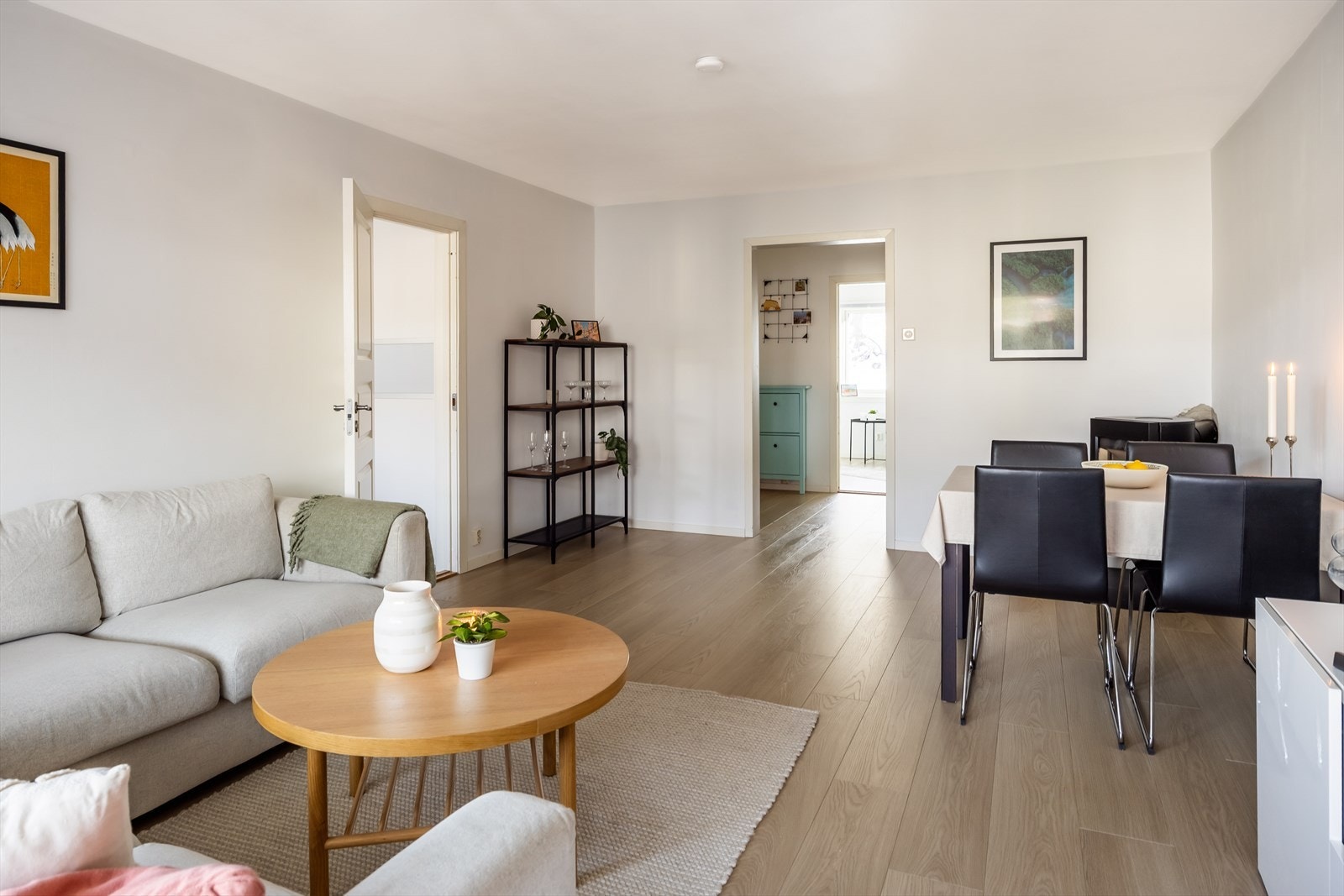 Stuen er på 22,5 m² og byr på flere møbleringsmuligheter. Leiligheten ligger tilbaketrukket i enveiskjørt gate. Galleribilde