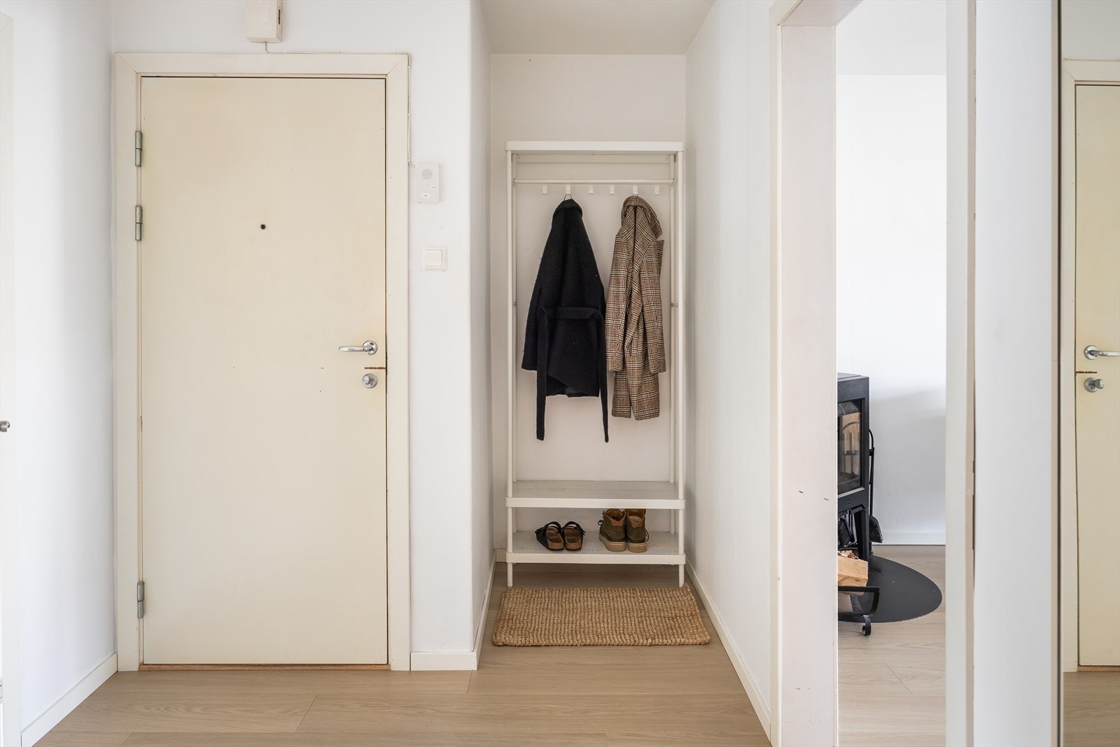 Leilighetens entré er på 6,5 m² og byr på god plass til praktisk oppbevaring av yttertøy og sko. Det ble satt inn nye låser i 2026. Galleribilde