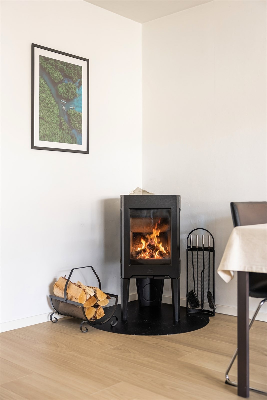 Leiligheten varmes opp via elektrisk og vedfyring. Det ble gjennomført piperehabilitering 2025. Galleribilde