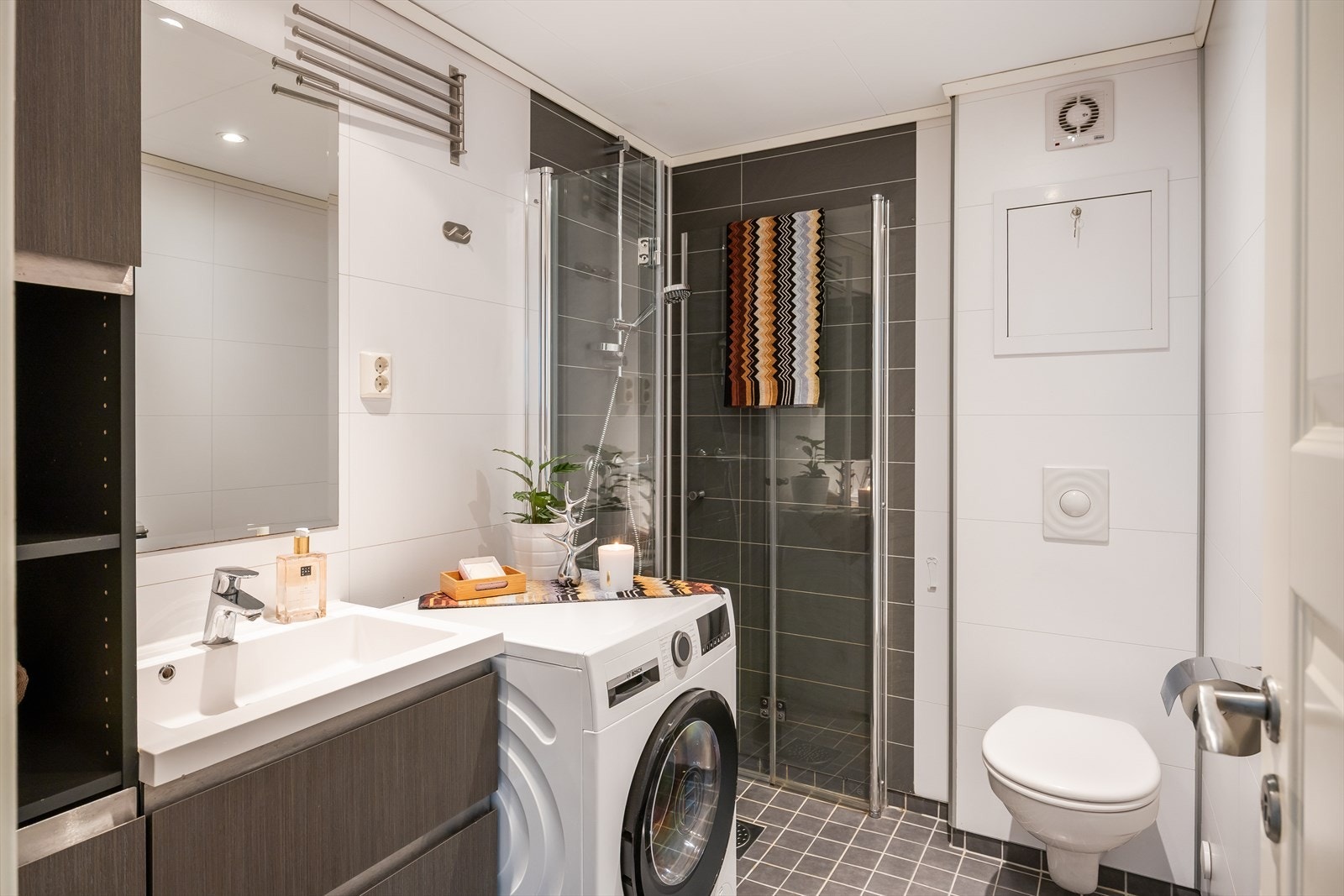 Flislagt bad på ca. 4 m² fra 2012 med gulvvarme. Vaskemaskinen er fra 2023. Galleribilde