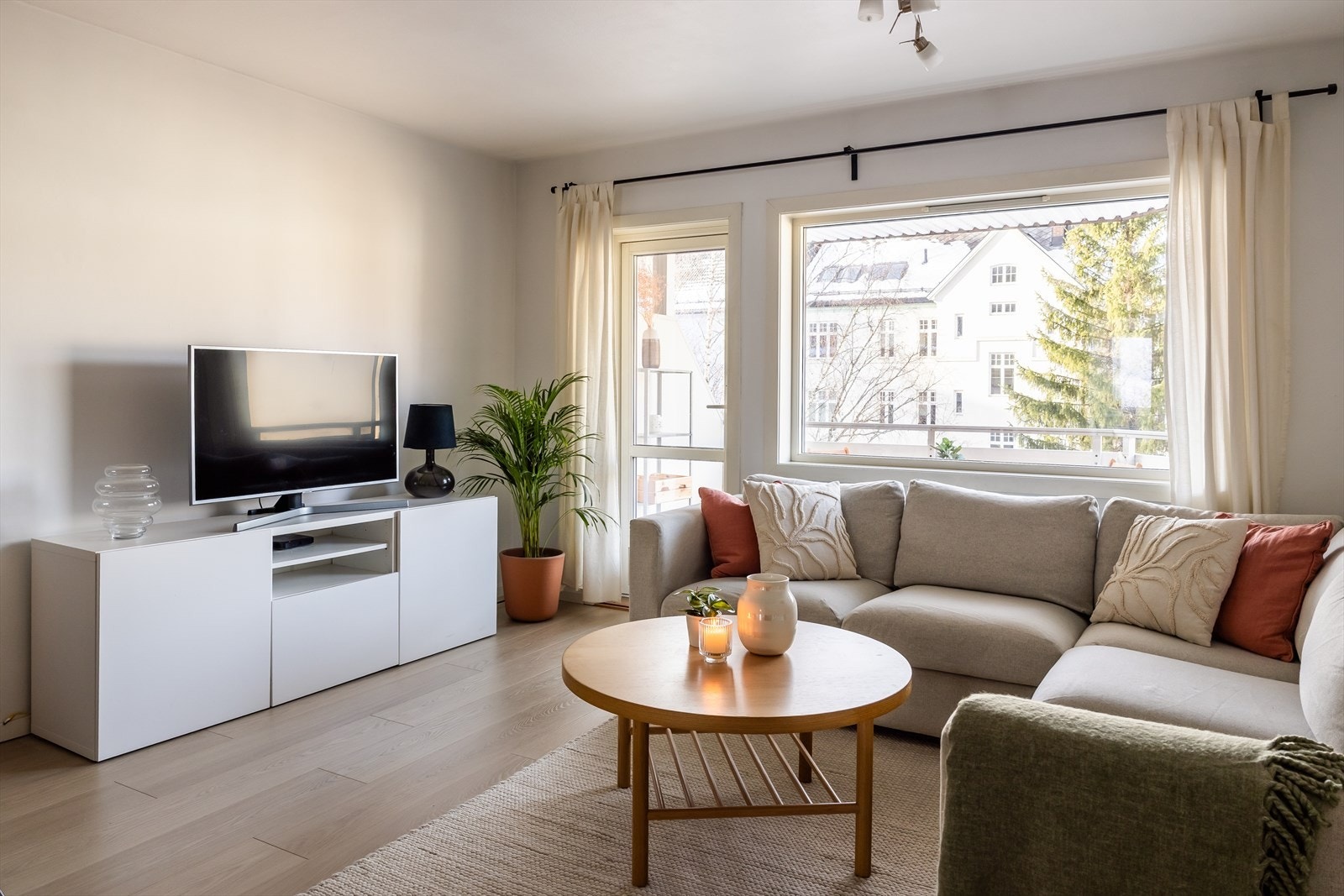 Her bor du med en med attraktiv beliggenhet i frodige Høyskoleparken. Leiligheten ligger tilbaketrukket, med umiddelbar nærhet til blant annet NTNU Gløshaugen, NTNU Handelshøyskolen, St. Olavs og Samfundet. Galleribilde