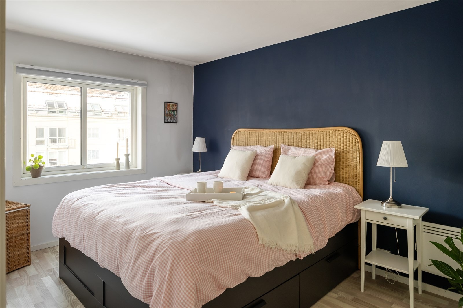 Leiligheten har totalt to soverom, hvorav dette er det største på 13,3 m². Her er det god plass til dobbeltseng med tilhørende møblement. Galleribilde