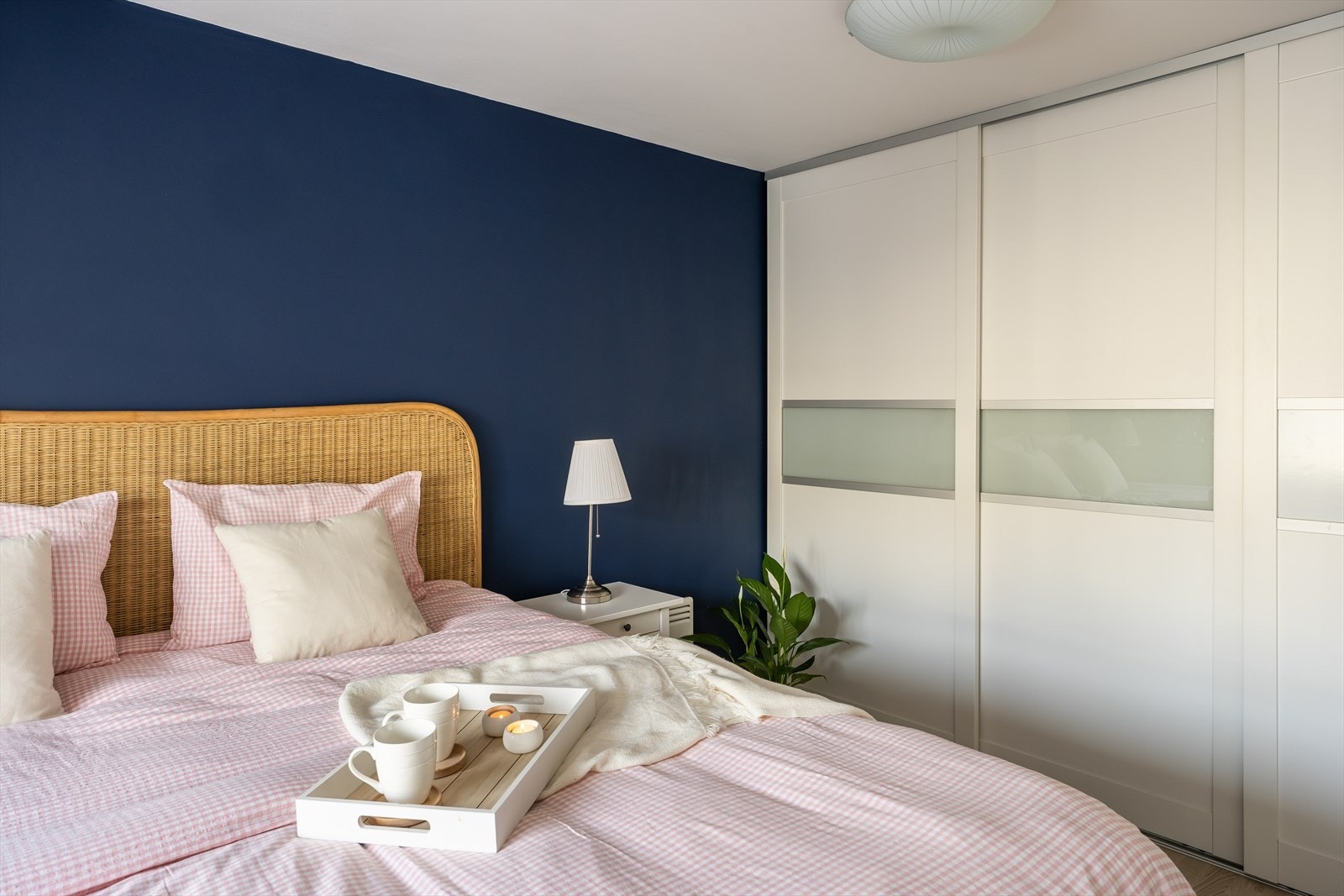 Skyvedørsgarderobe for praktisk oppbevaring medfølger handelen. Galleribilde