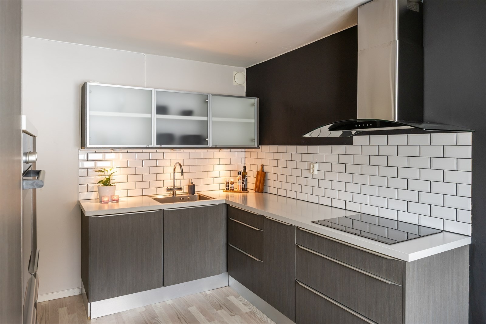 Kombiskapet er innsatt i nyere tid. Alle integrerte hvitevarer medfølger handelen. Galleribilde