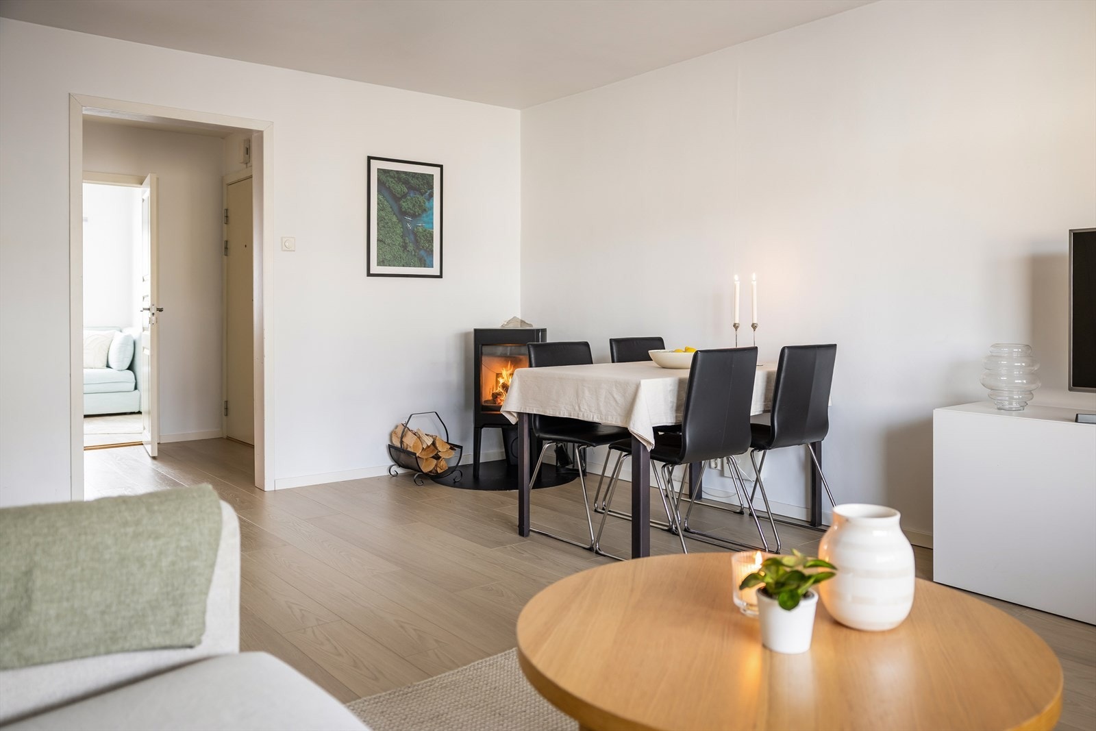 Det er mye inkludert i de månedlige felleskostnadene bla. betjening av andel fellesgjeld, kommunale avgifter, tv/internett, felles bygningsforsikring og diverse vedlikehold/drift iht drift. Galleribilde