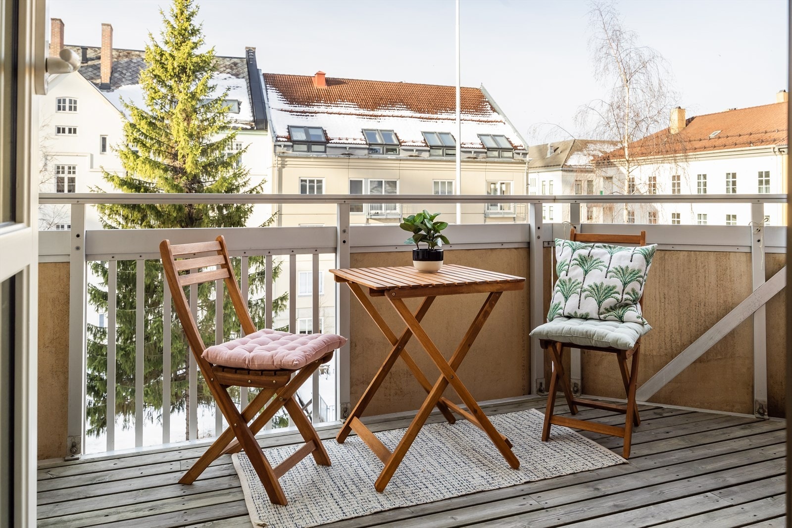 I direkte tilknytning til stuen har du den vestvendte verandaen på 8 m². Galleribilde