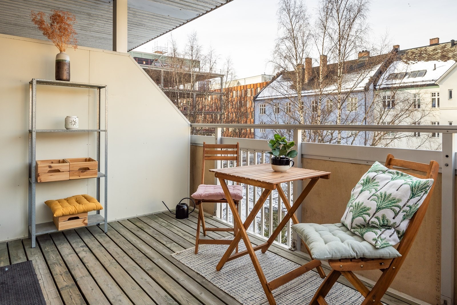 Leilighetens veranda har ettermiddags- og kveldssol. Galleribilde