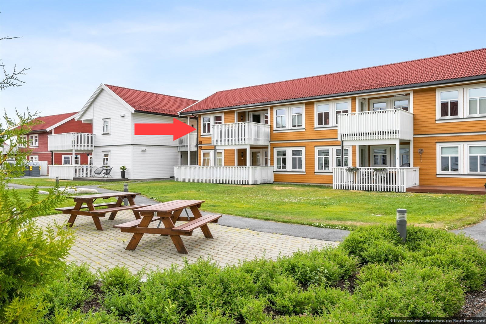 Området er pent opparbeidet med internveier, grøntområder og hyggelige sitteplasser. dagligvarebutikk. Galleribilde