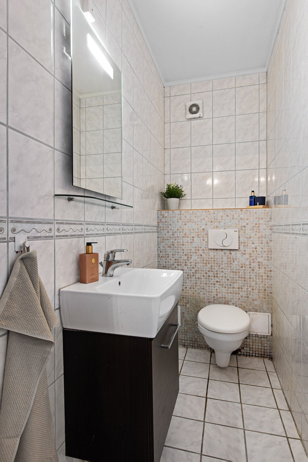 Det separate toalettrommet ligger vegg-i-vegg med badet. Galleribilde