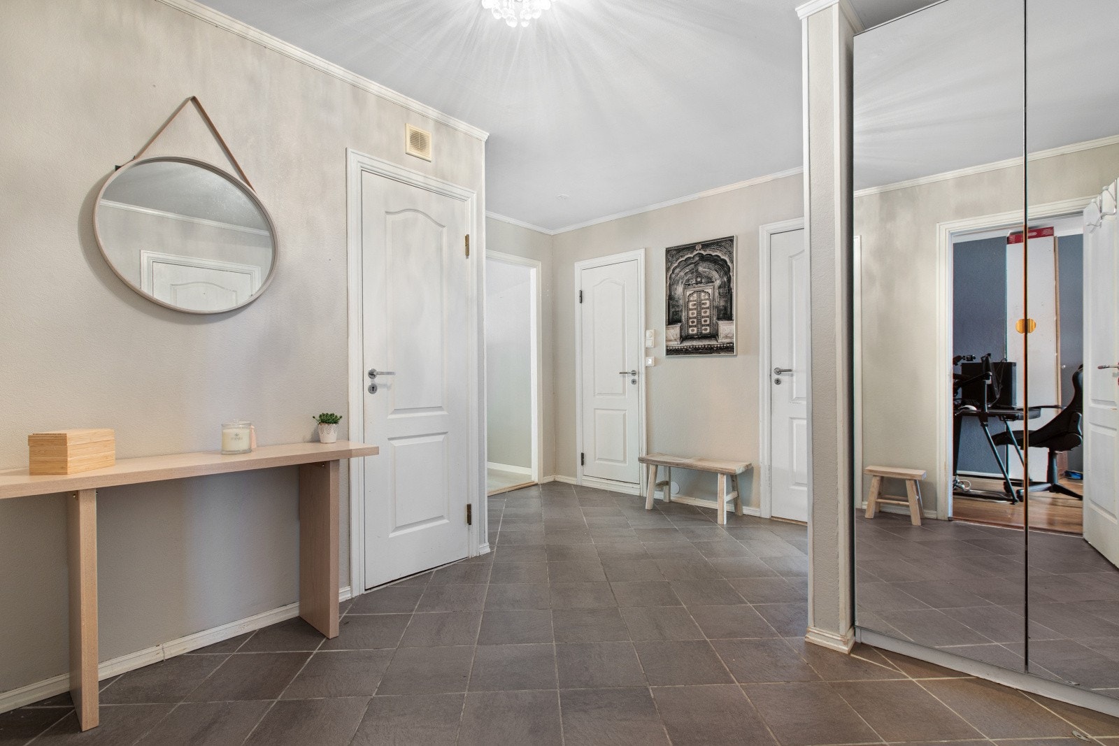 Velkommen inn til en lys og trivelig entré med gode oppbevaringsmuligheter. Galleribilde