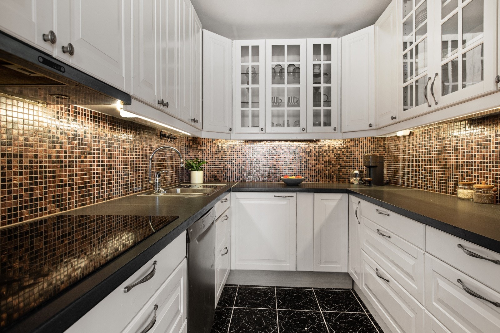 Kjøkkenet fra 2016 har en IKEA-innredning med profilerte fronter, laminatbenkeplate og en oppvaskkum i stål. Galleribilde