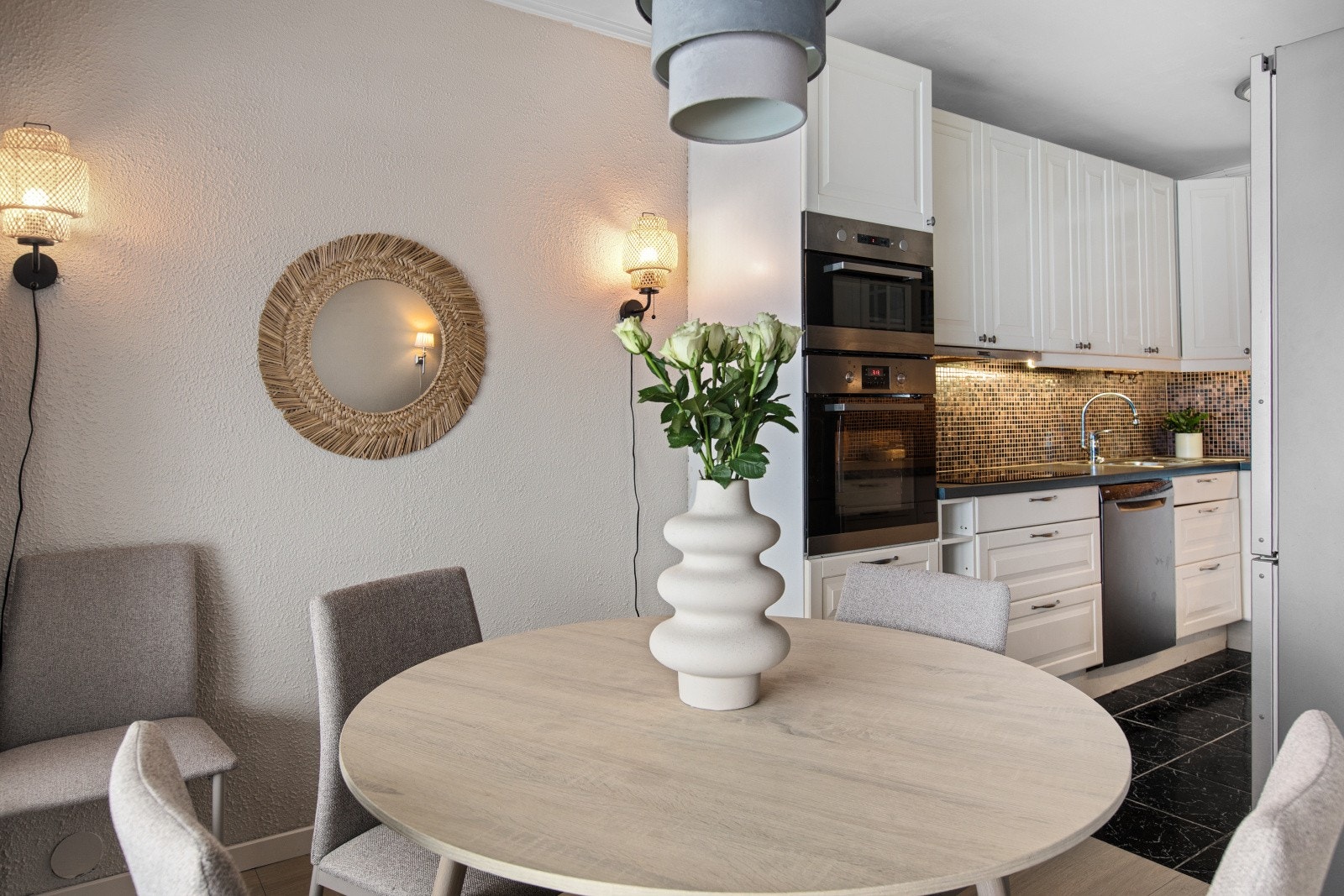 Oppholdsrommet passer like godt til hverdagens rutiner som til hyggelige kvelder med familie og venner. Galleribilde