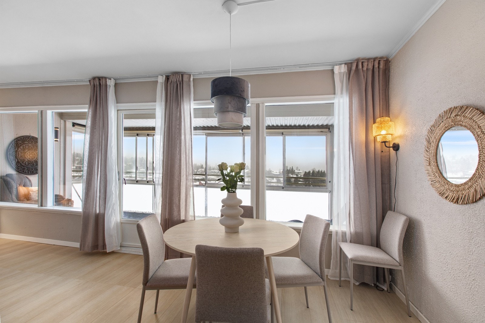 De store vindusflatene slipper inn rikelig med dagslys og skaper en åpen og luftig atmosfære. Galleribilde