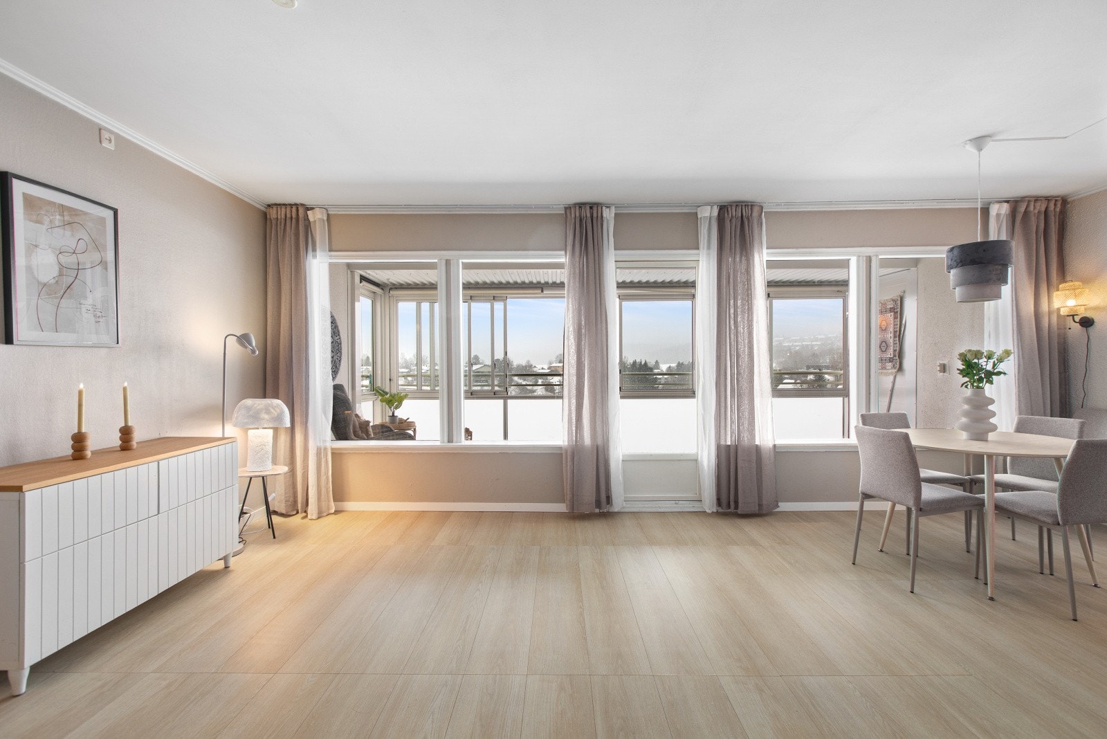 Stuen fremstår som et lyst og behagelig oppholdsrom som gjør det enkelt å trives. Galleribilde