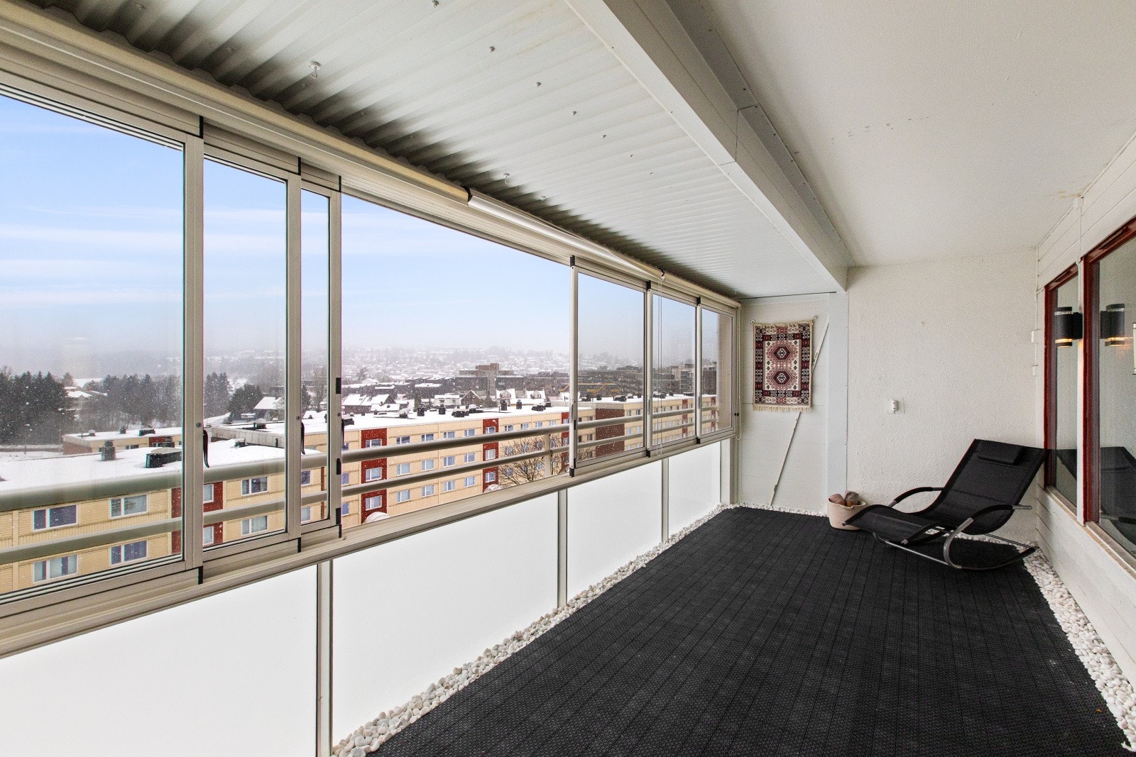 Balkongen er innglasset, men glasset kan enkelt skyves til side for sol og luft. Galleribilde