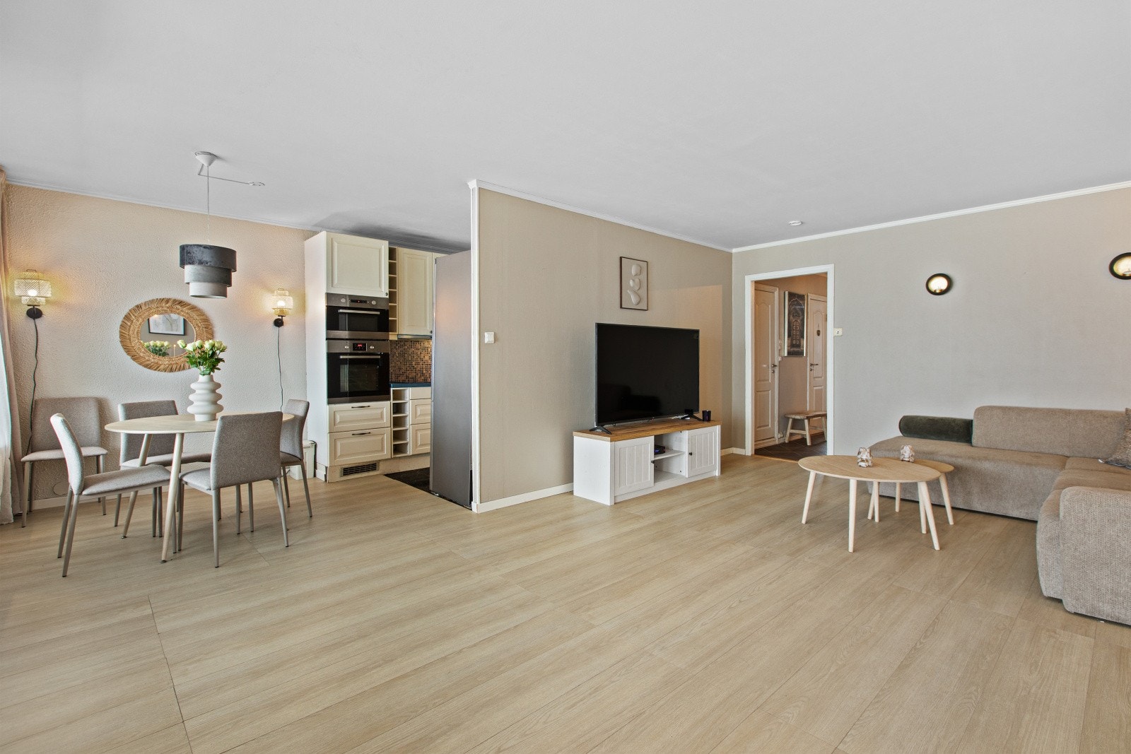 Stuen og kjøkkenet ligger i en delvis åpen løsning. Galleribilde