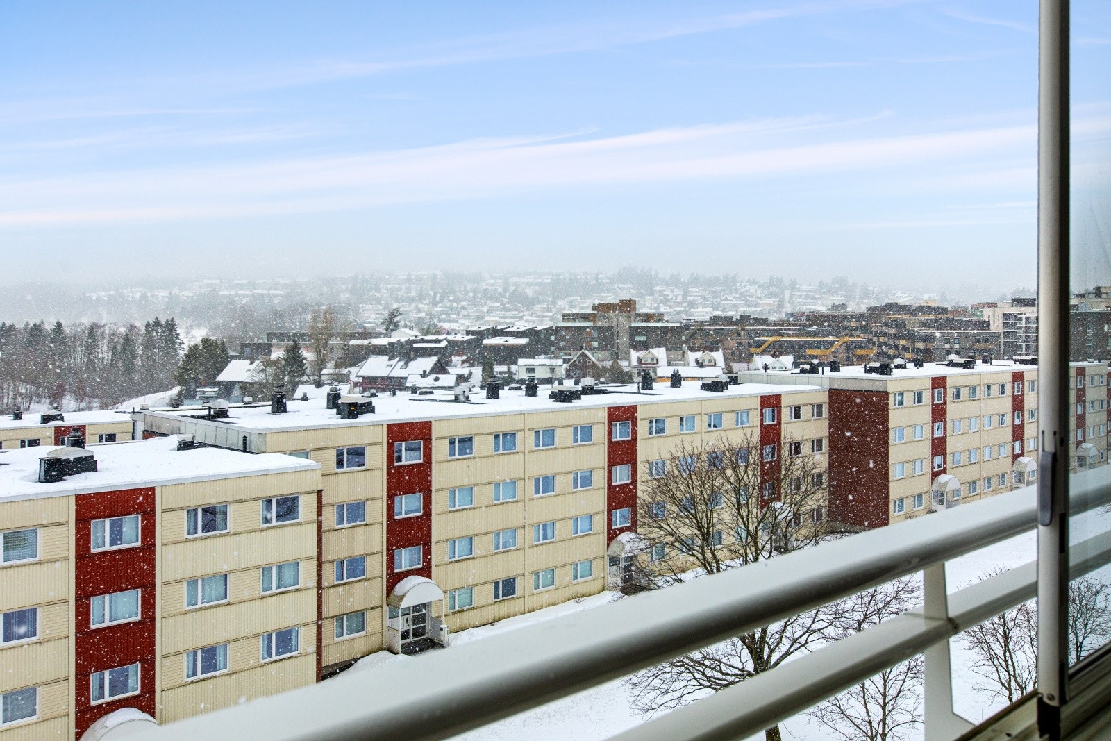 Balkongen har flotte solforhold og en fin utsikt over nærområdet. Galleribilde