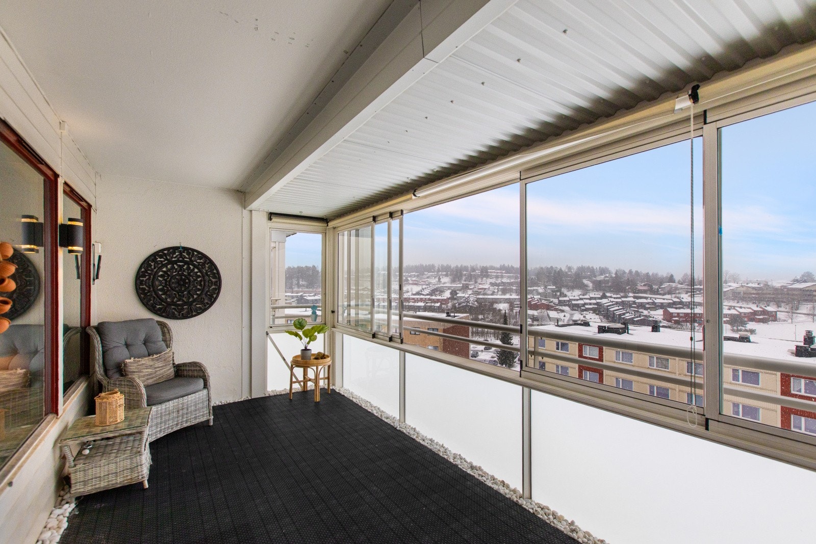 Den sydvestvendte innglassede balkongen på 15,3 m² fungerer som en naturlig forlengelse av stue- og kjøkkenområdet. Galleribilde