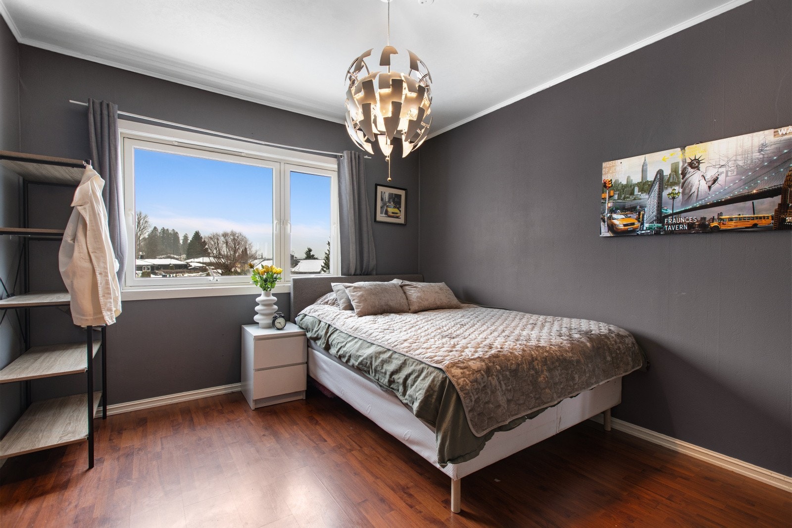 Boligen har tre gode soverom. Hovedsoverommet fremstår som romslig og innbydende med god plass til dobbeltseng, nattbord og garderobeløsning. Galleribilde