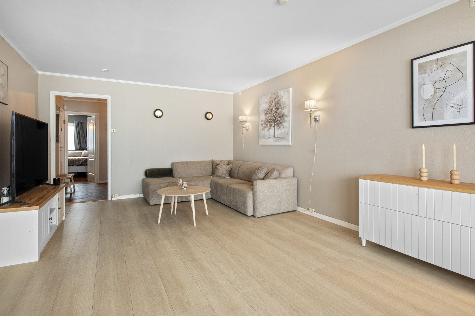 Rommets utforming gir også god plass til både sofagruppe, spiseplass og øvrig møblering. Galleribilde