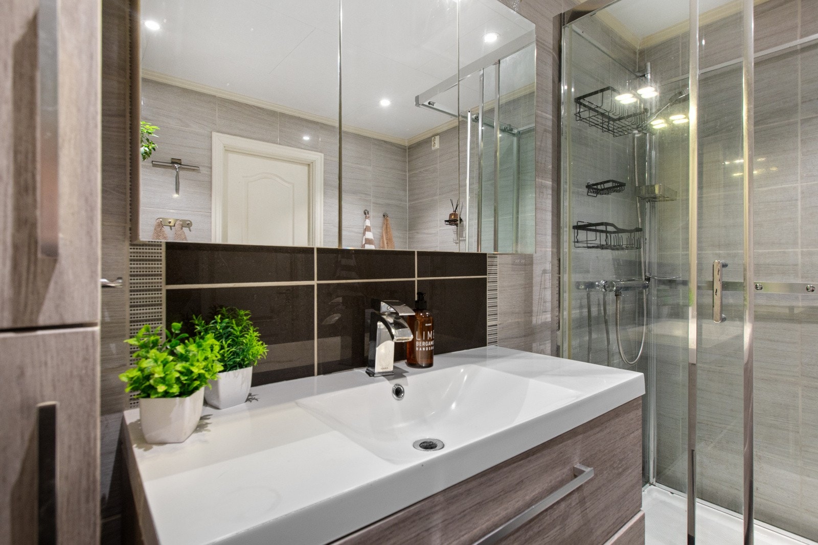 Ifølge tidligere salgsoppgave ble badet modernisert med nye varmekabler og belysning, fliser og innredning i 2016. Galleribilde