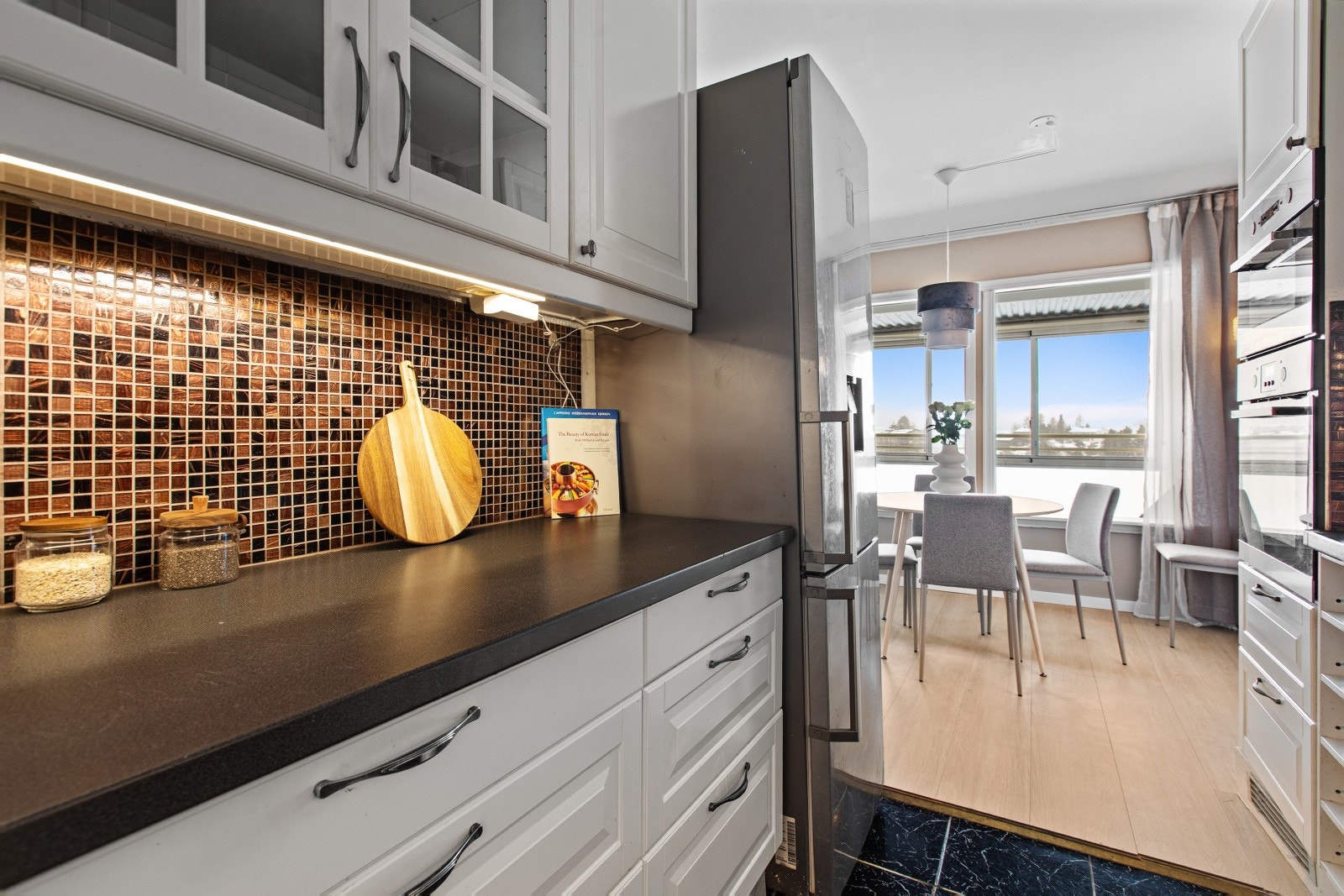 Kjøkken mot stue. Galleribilde