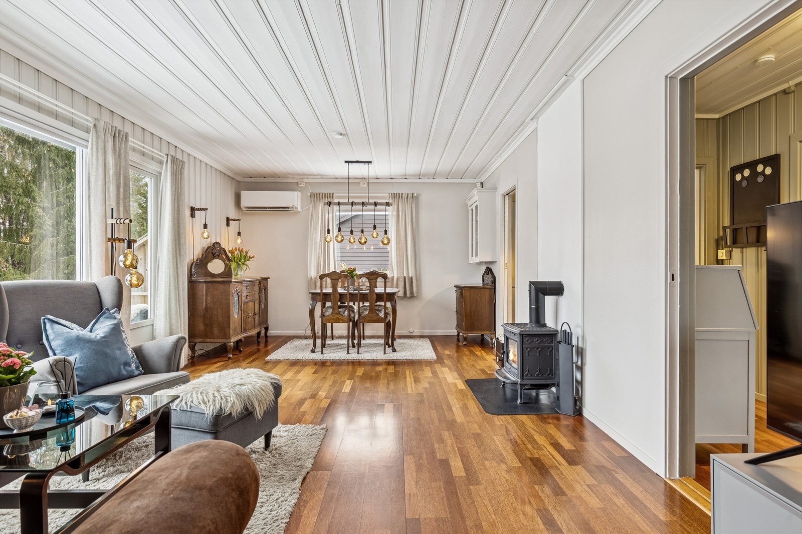 Stuen har en åpen løsning mot spiseplassen, som skaper en sosial sone. Galleribilde