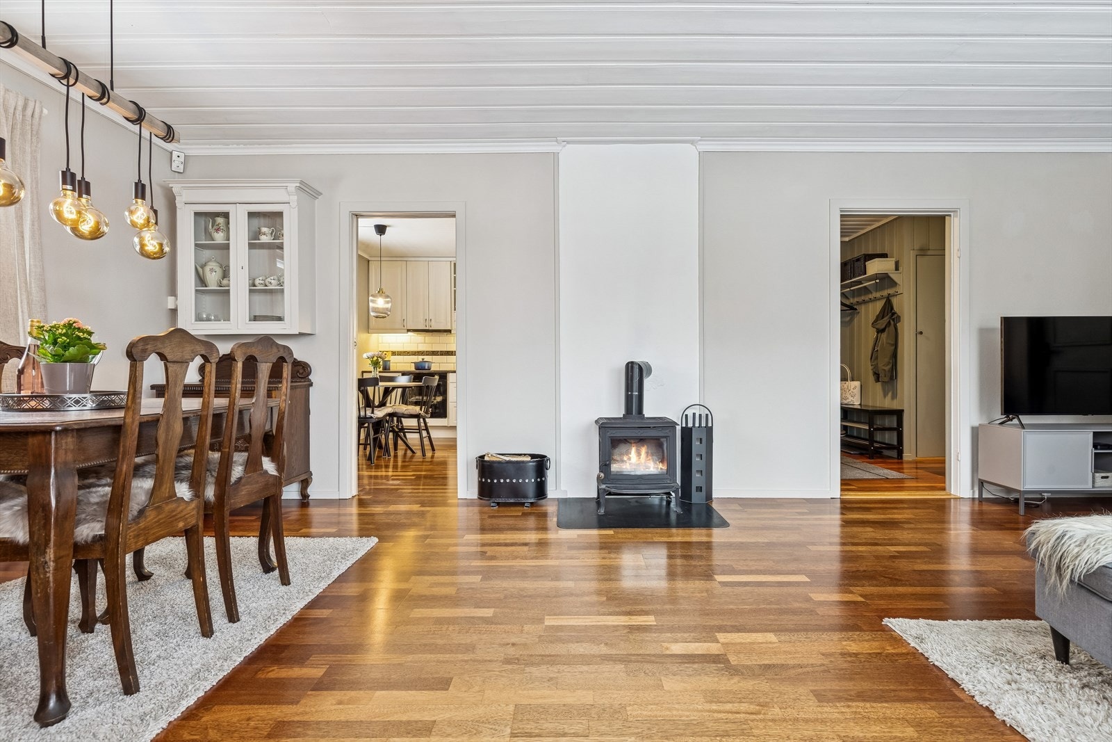 Et vedfyrt ildsted gir ekstra varme og en hyggelig atmosfære. Galleribilde