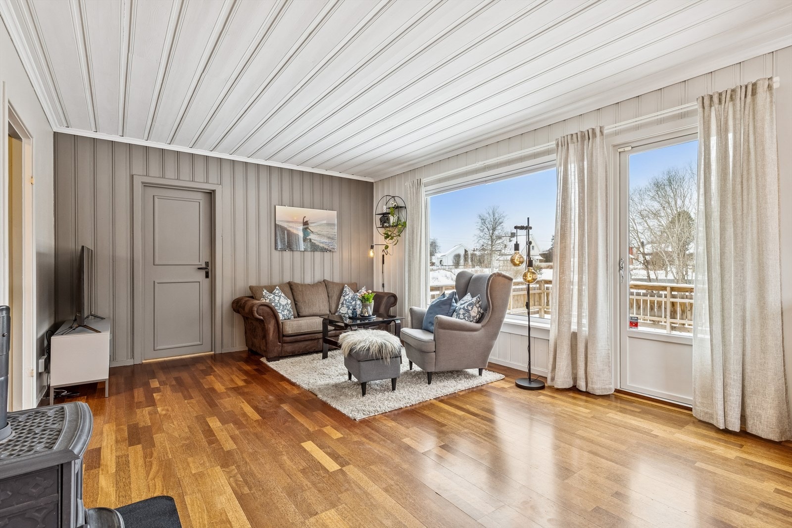 Stuen er et lyst og åpent rom med store vindusflater og direkte utgang til terrassen. Galleribilde