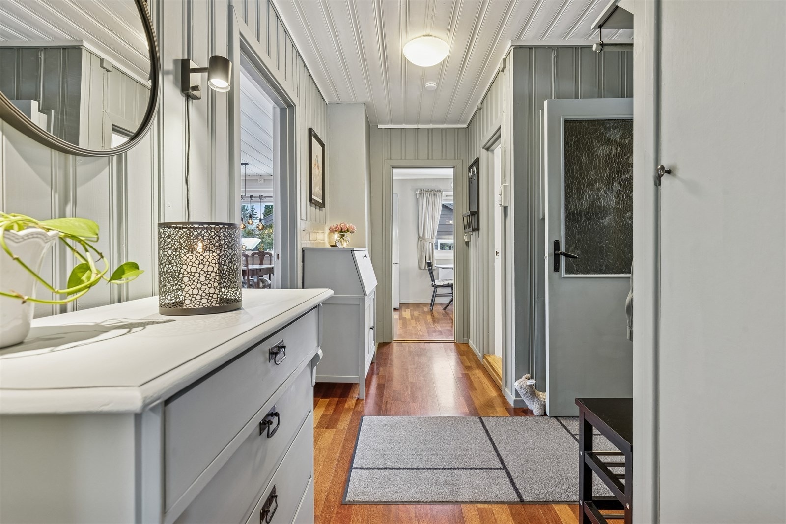 Gangen har parkett på gulvet og panel på veggene, og binder rommene i etasjen sammen. Galleribilde