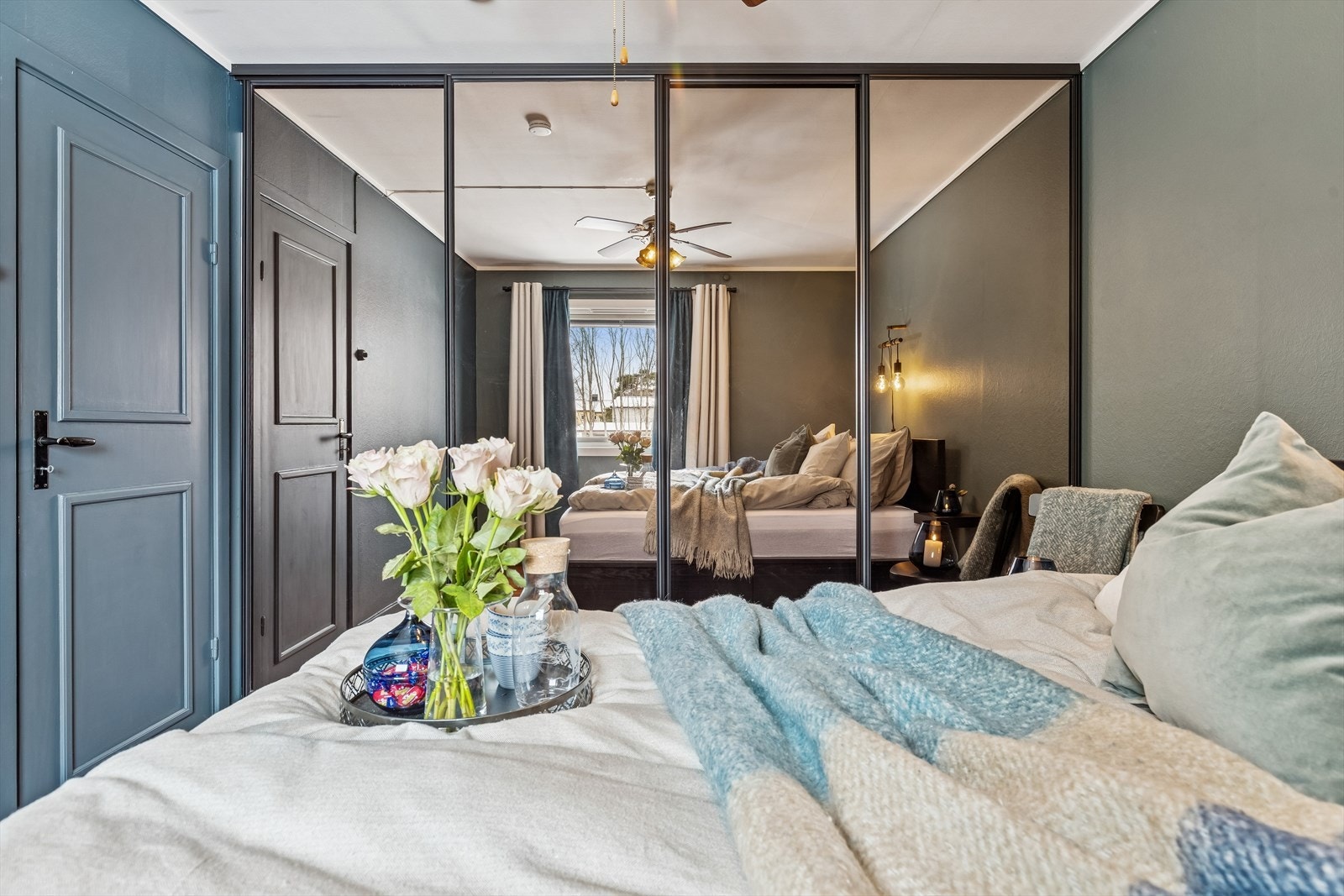 Rommet har parkett på gulvet og malte flater. Galleribilde