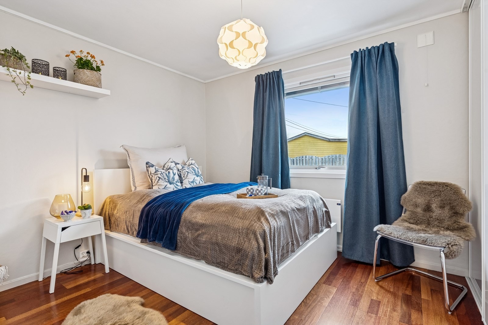 Det andre soverommet i etasjen er også romslig og fint med garderobe. Rommet egner seg godt som barnerom, gjesterom eller kontor. Galleribilde