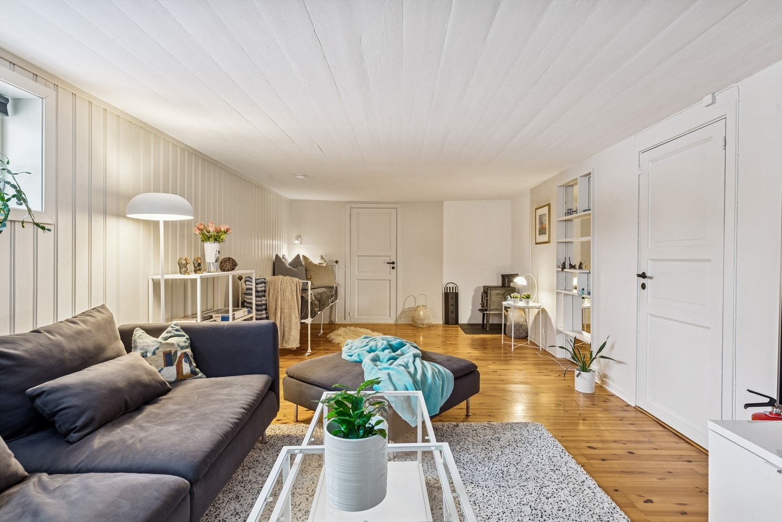 I kjelleren finner du en romslig kjellerstue med eget ildsted. Galleribilde