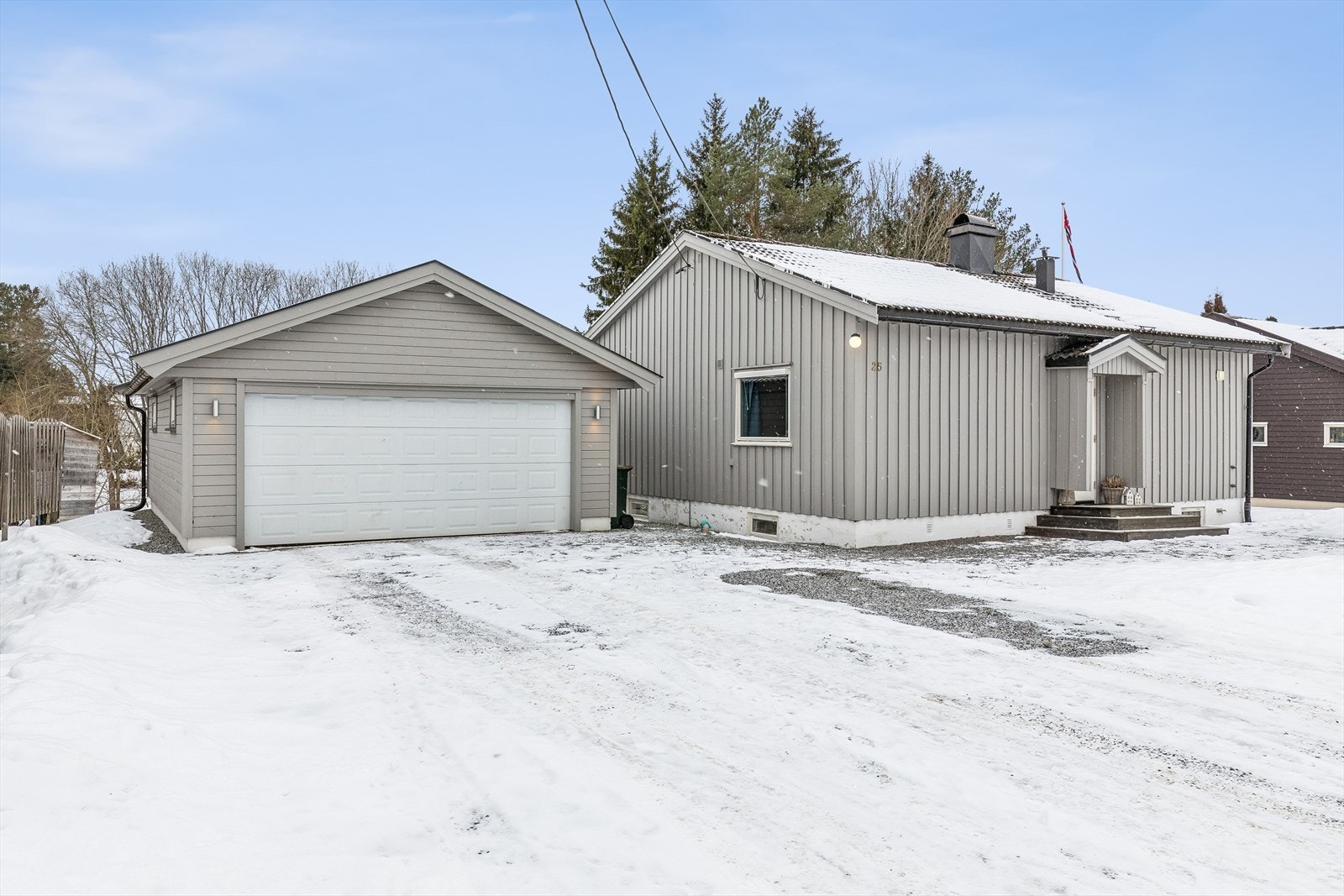 Eiendommen har en sentrumsnær beliggenhet med kun 600 meter til barne- og ungdomsskole og kun 1400 m til sentrum. Romslig tomt på ca. 930 m² med stor gårdsplass i et veletablert og rolig boligområde. Galleribilde