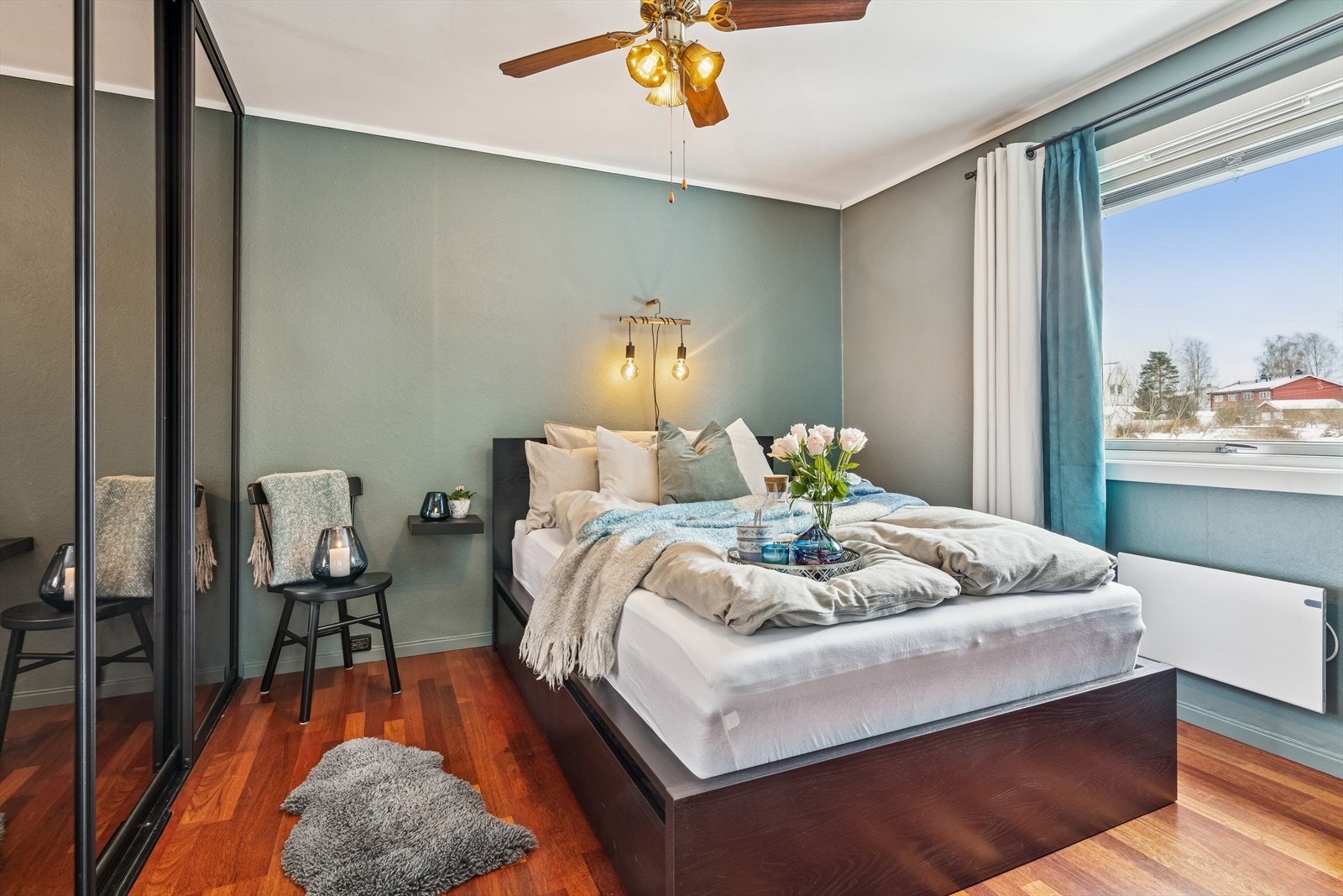 Hovedsoverommet har god plass og en stor og flott garderobeløsning med speilfronter. Galleribilde