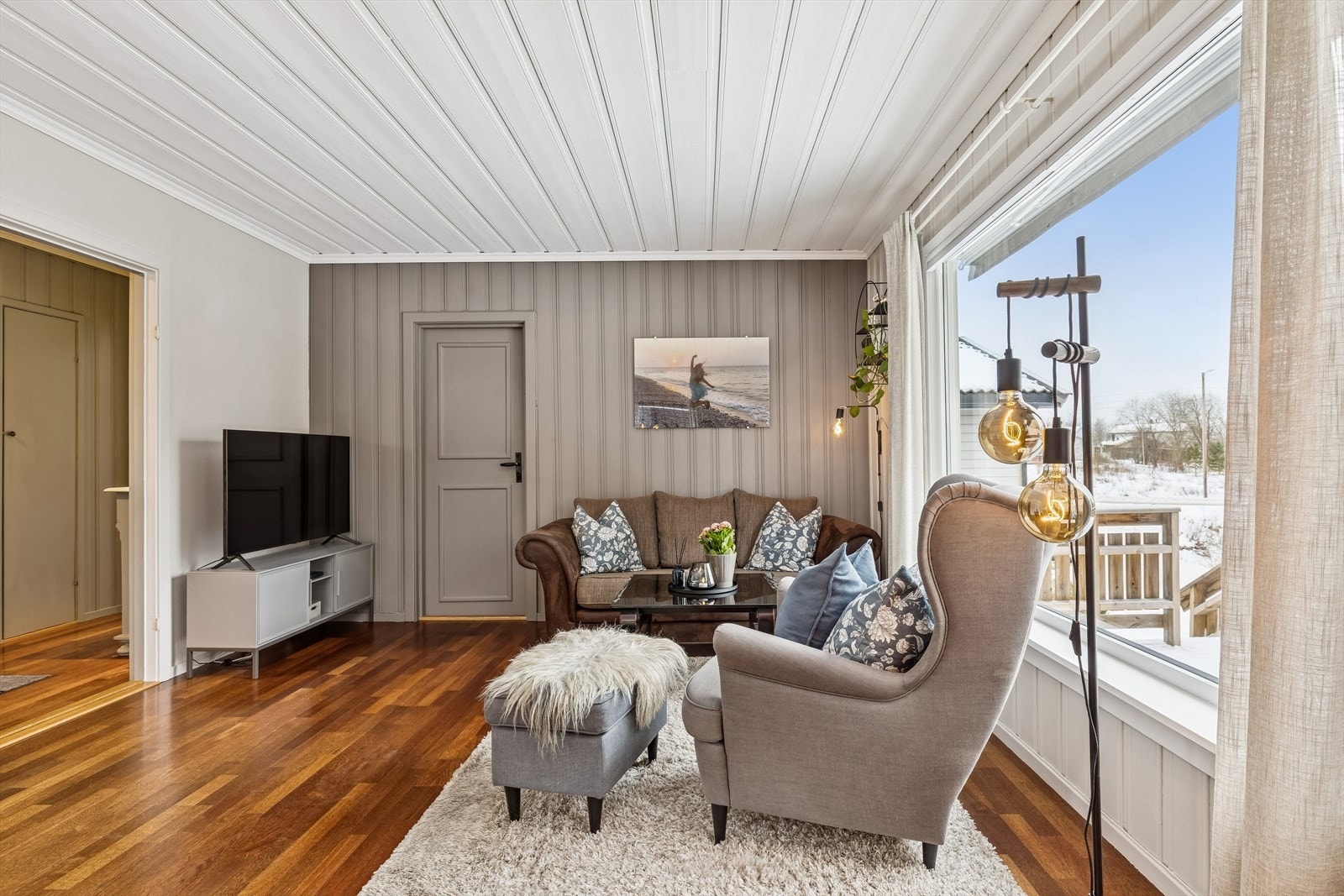 Rommet har parkett på gulv og en kombinasjon av trepanel og malte flater på veggene. Galleribilde