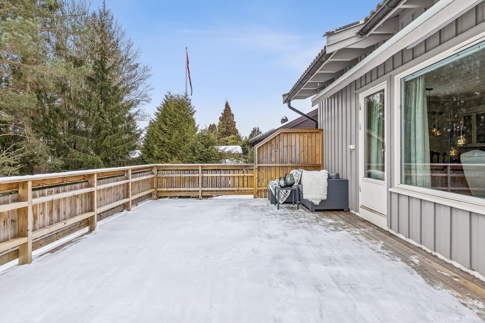 Den store, sydvendte terrassen på 27 m² har gode solforhold og ble pusset opp i 2022. En stor markise med fjernkontroll gir fin solskjerming, det er også en skjermvegg man kan sveive ned i front som gjør at det blir et hyggelig og lunt uterom. Galleribilde