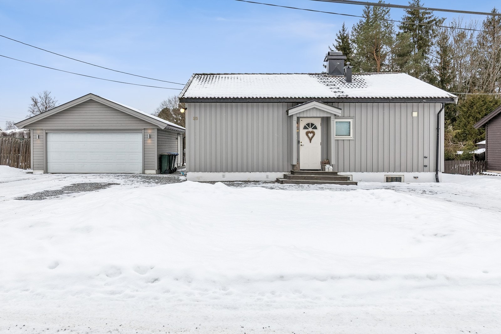 Stor, gruslagt gårdsplass med rikelig med parkeringsmuligheter. Galleribilde