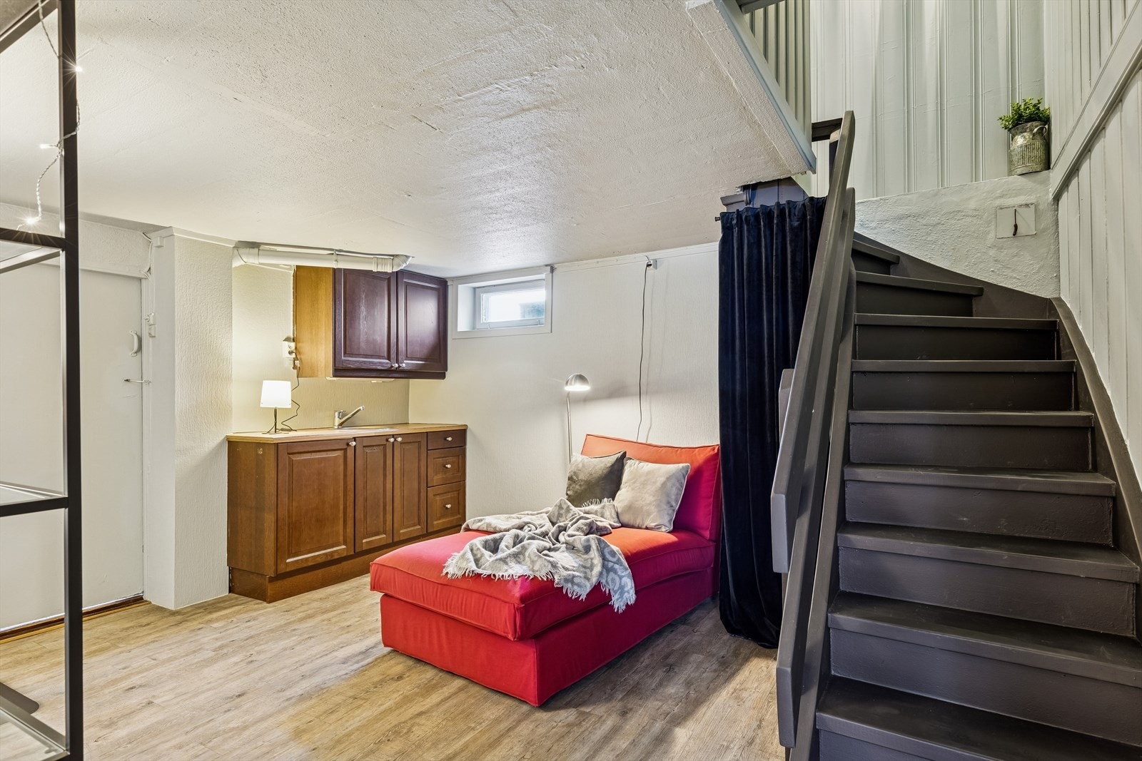 Trapperommet i kjelleren har en liten kjøkkenkrok og plass til oppbevaring. Galleribilde