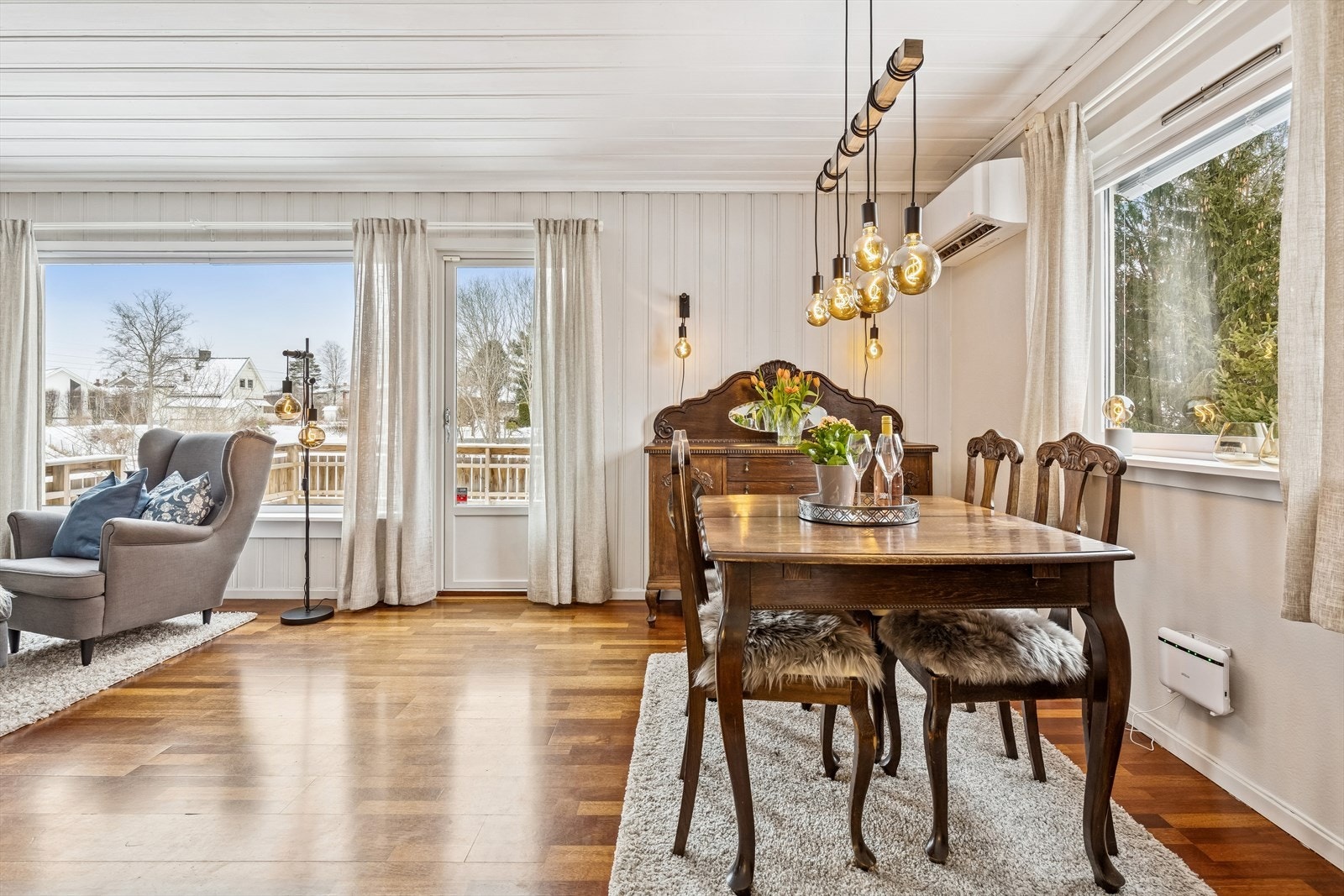 Spisestuen har plass til et stort spisebord for hyggelige sammenkomster. Galleribilde