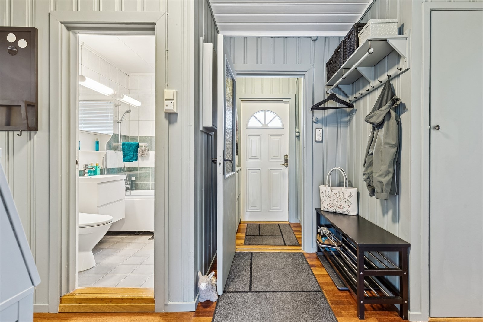 Fra gangen er det adkomst til badet og videre inn i boligen. Galleribilde