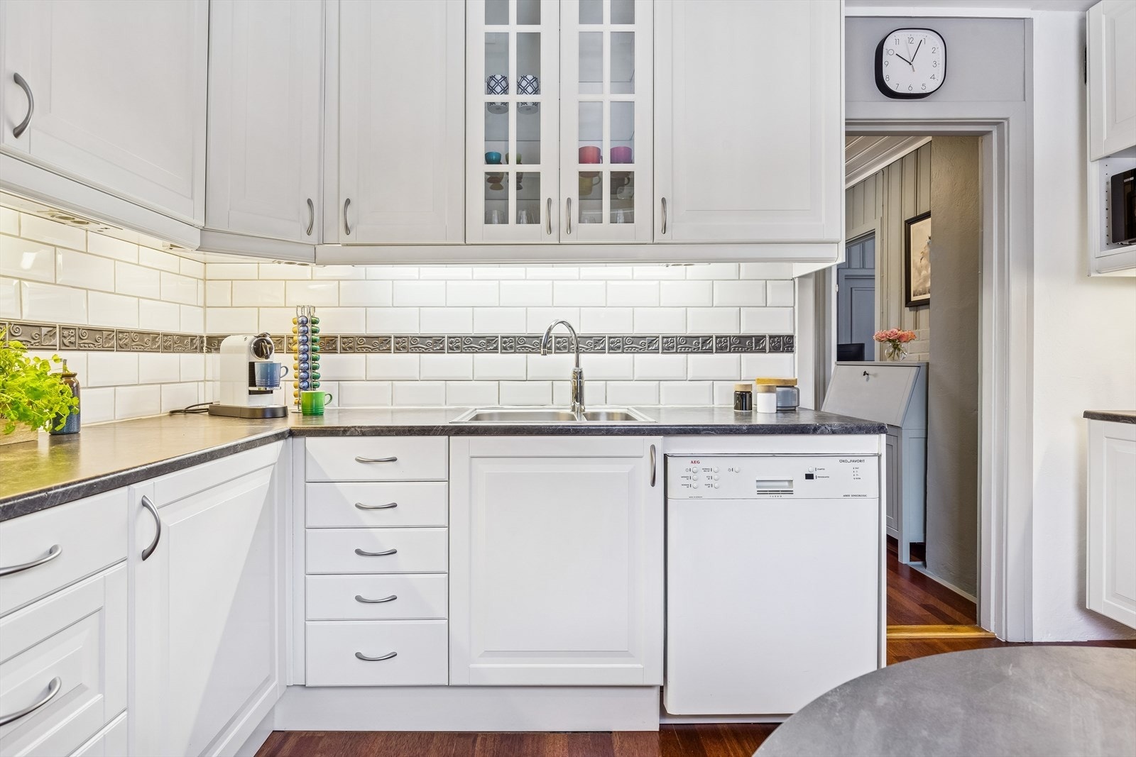 Innredningen gir rikelig med oppbevaringsplass i både benkeskap og overskap. Oppvaskmaskin medfølger. Galleribilde